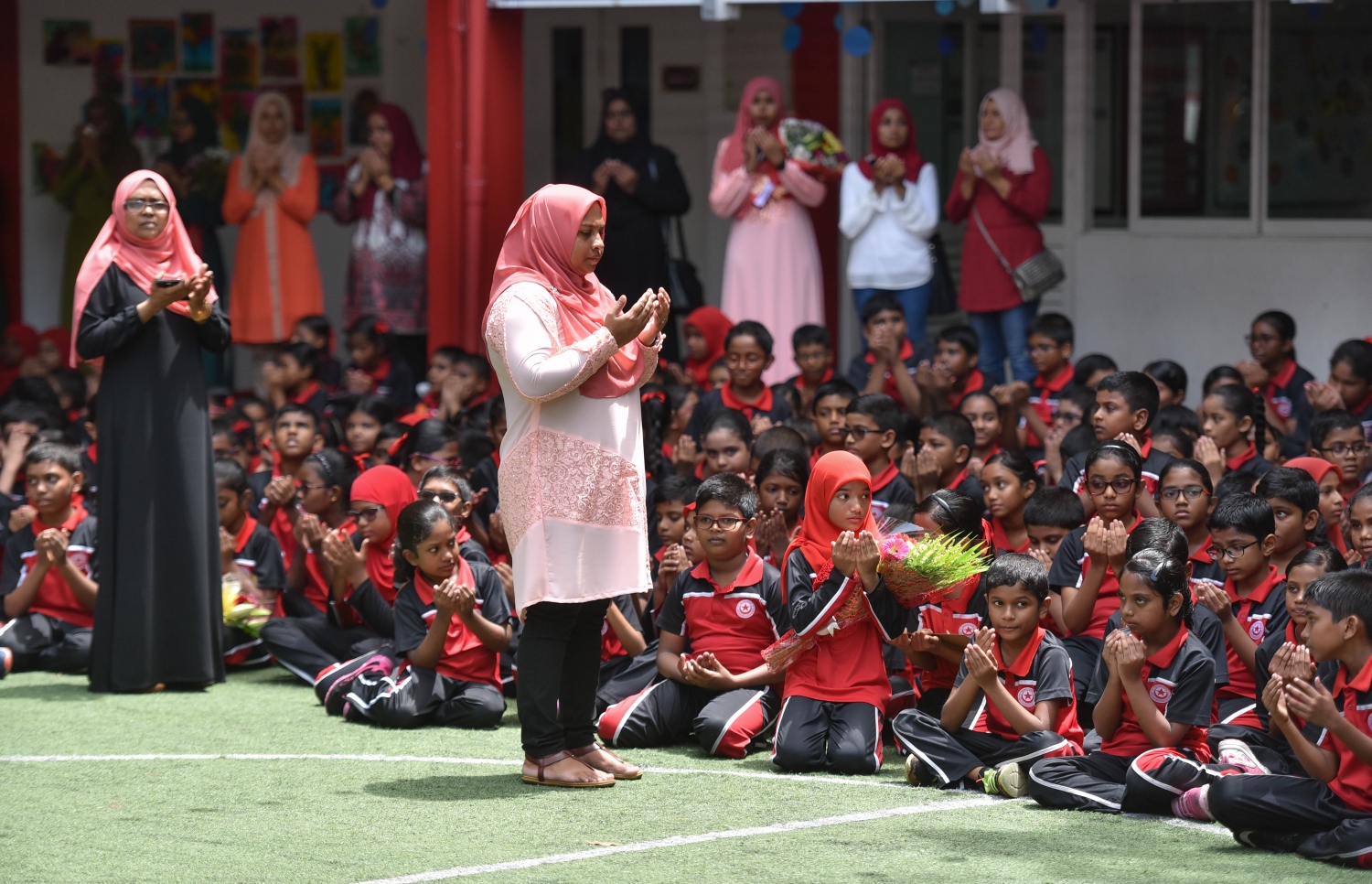 މާލެ: އޮކްޓޯބަރު 5، 2017: އިސްކަންދަރު ސްކޫލުގައި ޓީޗަރުންގެ ދުވަސް ފާހަގަ ކުރުމުގެ ގޮތުން ބޭއްވި ހާއްސަ އެސެމްބްލީގައި ޓީޗަރުންނާއި ދަރިވަރުންތަކެއް ބައިވެރިވަނީ.-- ފޮޓޯ: ހުސެން ވަހީދު/ މިހާރު