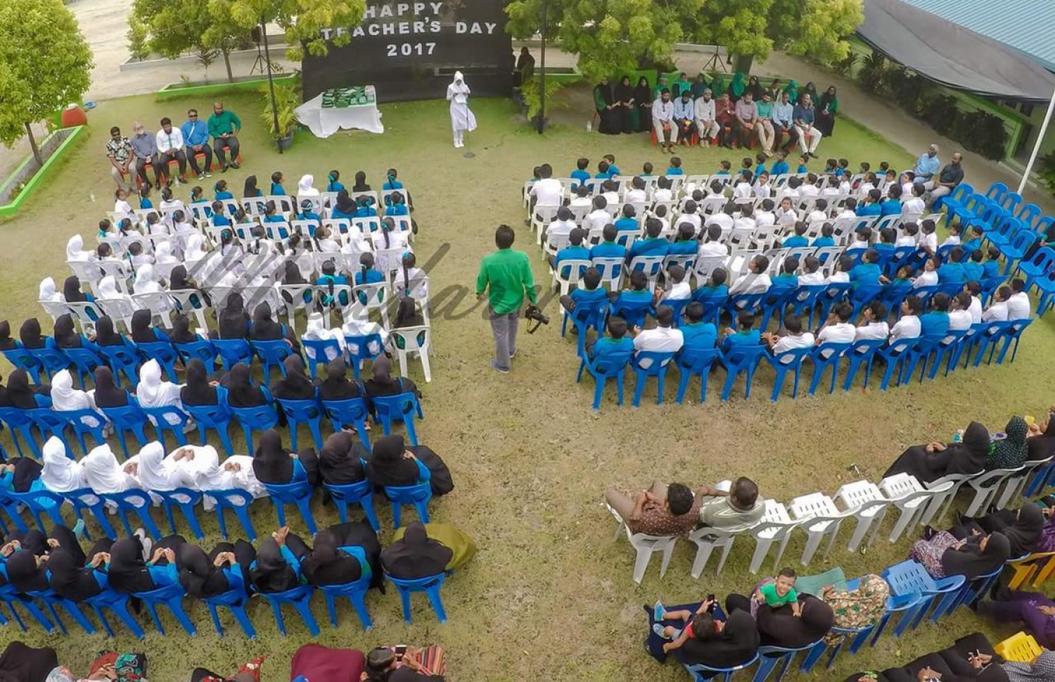 މާލެ: އޮކްޓޯބަރު 5، 2017: މާފަރު ސްކޫލުގައި ޓީޗަރުންގެ ދުވަސް ފާހަގަ ކުރުމުގެ ގޮތުން ބޭއްވި ހާއްސަ އެސެމްބްލީގައި ޓިޗަރުންނާއި ދަރިވަރުންތަކެއް ބައިވެރިވަނީ.