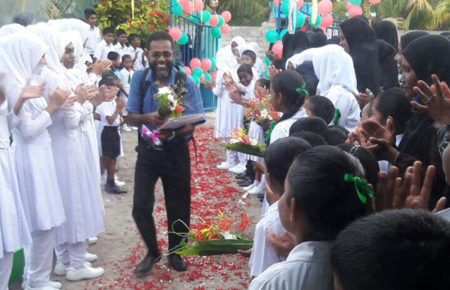 މާލެ: އޮކްޓޯބަރު 5، 2017: ތުރާކުނު ސްކޫލުގައި ޓީޗަރުންގެ ދުވަސް ފާހަގަ ކުރުމުގެ ގޮތުން ބޭއްވި ހާއްސަ އެސެމްބްލީގައި ދަރިވަރުންތަކެއް ބައިވެރިވަނީ.-- ފޮޓޯ: ހުސެން ވަހީދު/ މިހާރު