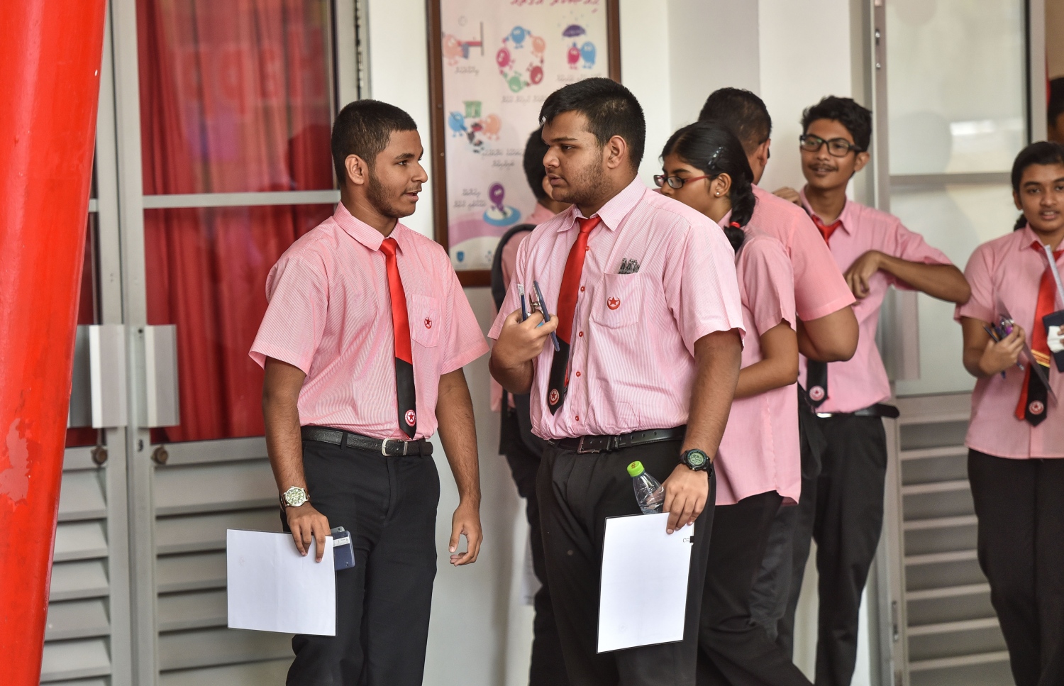 އިސްކަންދަރު ސްކޫލު ދަރިވަރުންތަކެއް، އޯ ލެވެލް އިމްތިހާން ހަދަން ތައްޔާރުވެގެން: ރާއްޖޭގެ ދަރިވަރުން ބޮޑެތި ކާމިޔާބީތަކެއް އަންނަނީ ހޯދަމުން .-- ފޮޓޯ: ހުސެއިން ވަހީދު/ މިހާރު