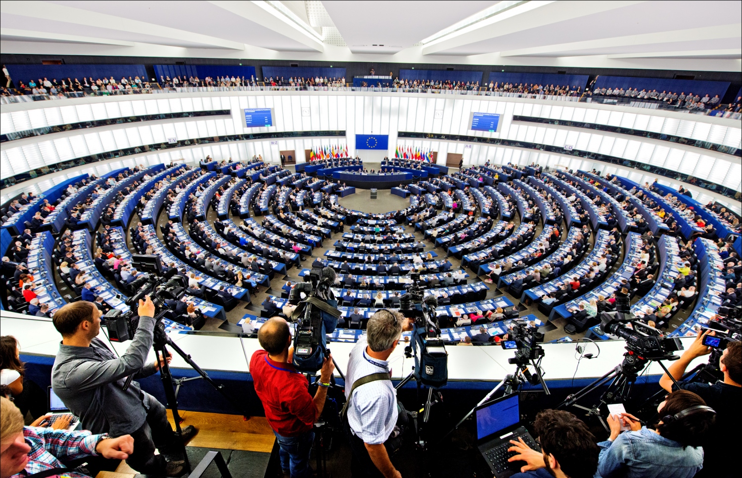 ޔޫރަޕިއަން ޕާލަމެންޓްގެ ބައްދަލުވުމެއް ކުރިއަށް ގެންދަނީ.