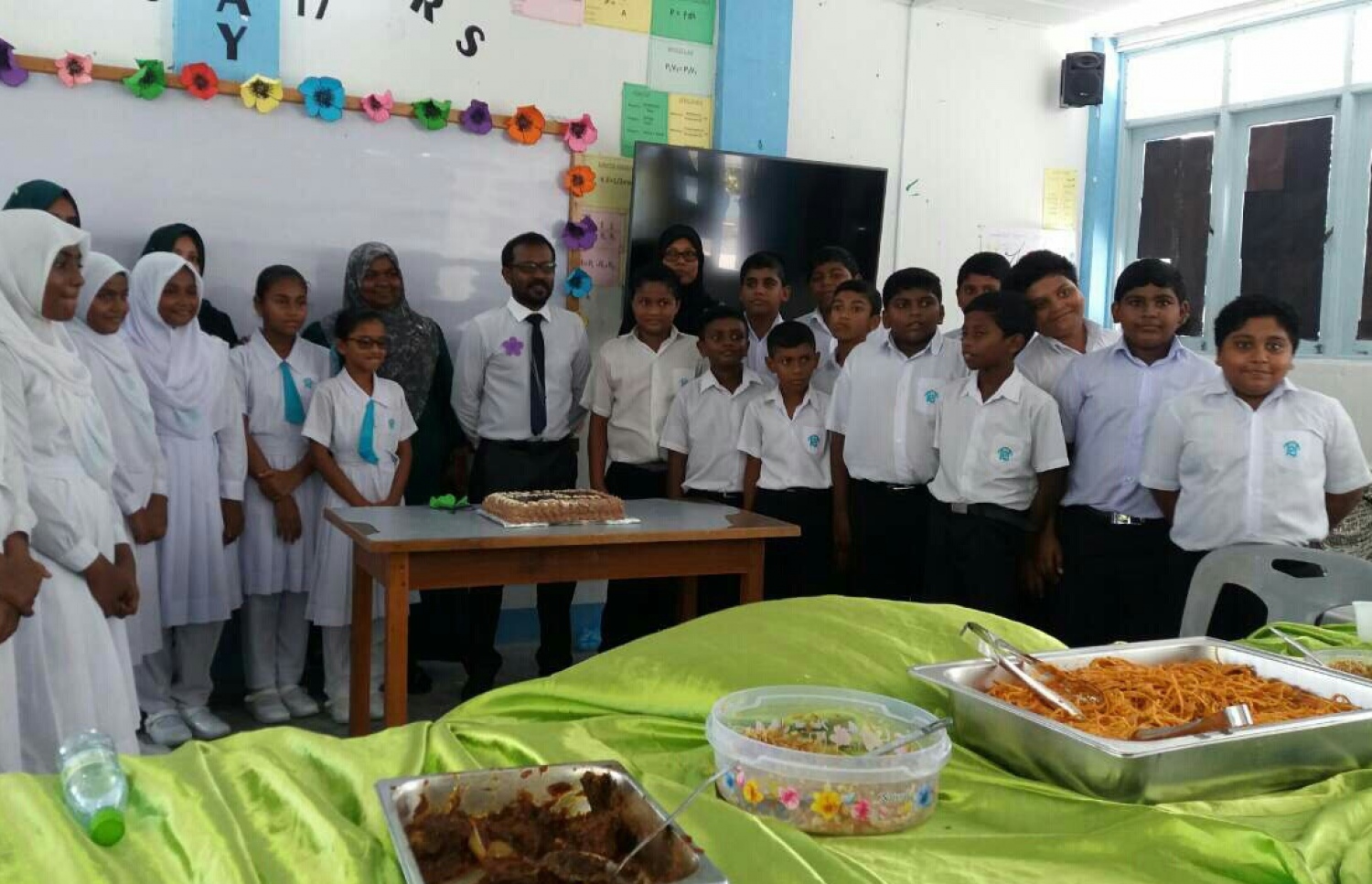 މާލެ: އޮކްޓޯބަރު 5، 2017: އއ. ތައުލީމީ މަރުކަޒުގައި ޓީޗަރުންގެ ދުވަސް ފާހަގަ ކުރުމުގެ ގޮތުން ބޭއްވި ހަރަކާތުގައި ޓީޗަރަކު ދަރިވަރުންތަކާއެކު ފޮޓޯއަކަށް ހުއްޓިގެން.-- ފޮޓޯ: ހުސެން ވަހީދު/ މިހާރު