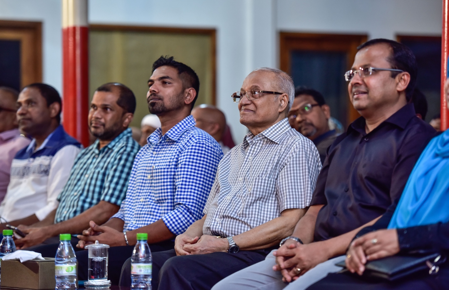 އިދިކޮޅު ފަރާތްތަކުން ކުނޫޒްގައި މިރޭ ބޭއްވި ޖަލްސާގައި މައުމޫނާއި އެ ހަރަކާތުގެ އިސް ބައެއް ބޭފުޅުން ބައިވެރިވެވަޑައިގަންނަވަނީ.---ފޮޓޯ: ހުސެއިން ވަހީދު/މިހާރު