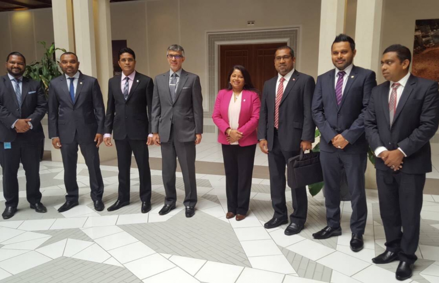 ސައޫދީގެ ސަފީރާއެކު ޕީޕީއެމްގެ މަޖިލިސް މެމްބަރުންނާއި ޖެނީވާގައި ހުންނަވާ ރާއްޖޭގެ ދާއިމީ މަންދޫބު ޑރ. ހާލާ ބޭއްވެވި ބައްދަލުވުމަށް ފަހު ފޮޓޯއަކަށް ހުއްޓިވަޑައިގެން.