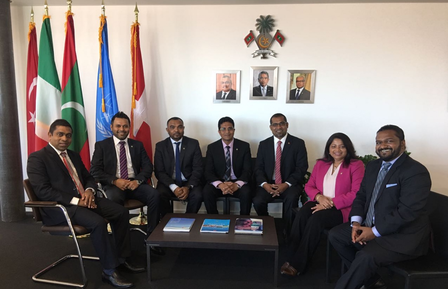 ރާއްޖޭގެ ސިޔާސީ މަސްރަހާ ގުޅޭ ކަންކަން ބައިނަލްއަގްވާމީ އެކިއެކި ޖަމާއަތްތަކާ ހިއްސާ ކުރުމަށް ޖެނީވާ އަށް ވަޑައިގެންނެވި ބޭފުޅުން.