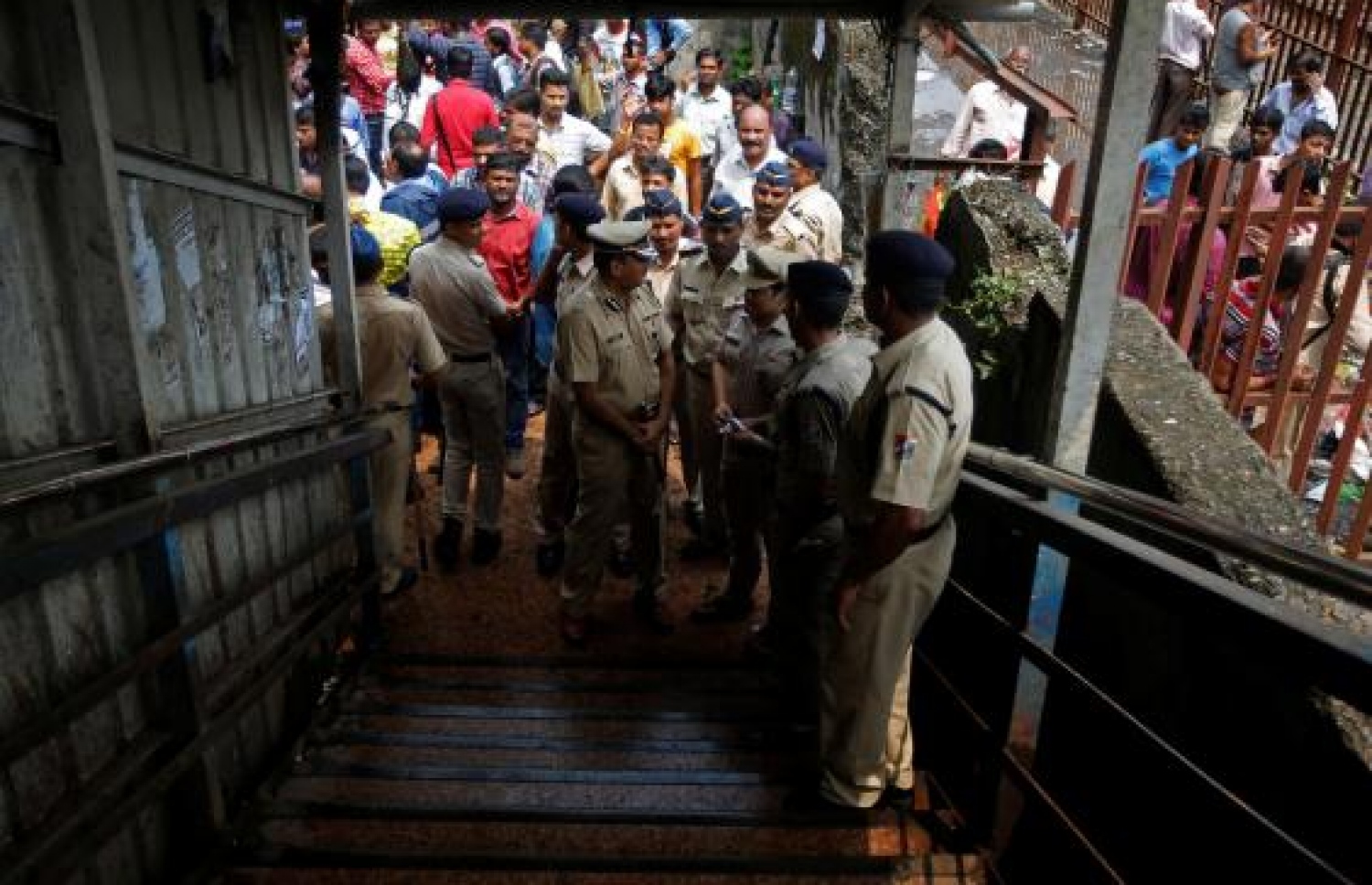 ފިތިގެން މީހުން މަރުވި ބްރިޖް ކައިރީ ފުލުހުން ހަރަކާތްތެރިވަނީ