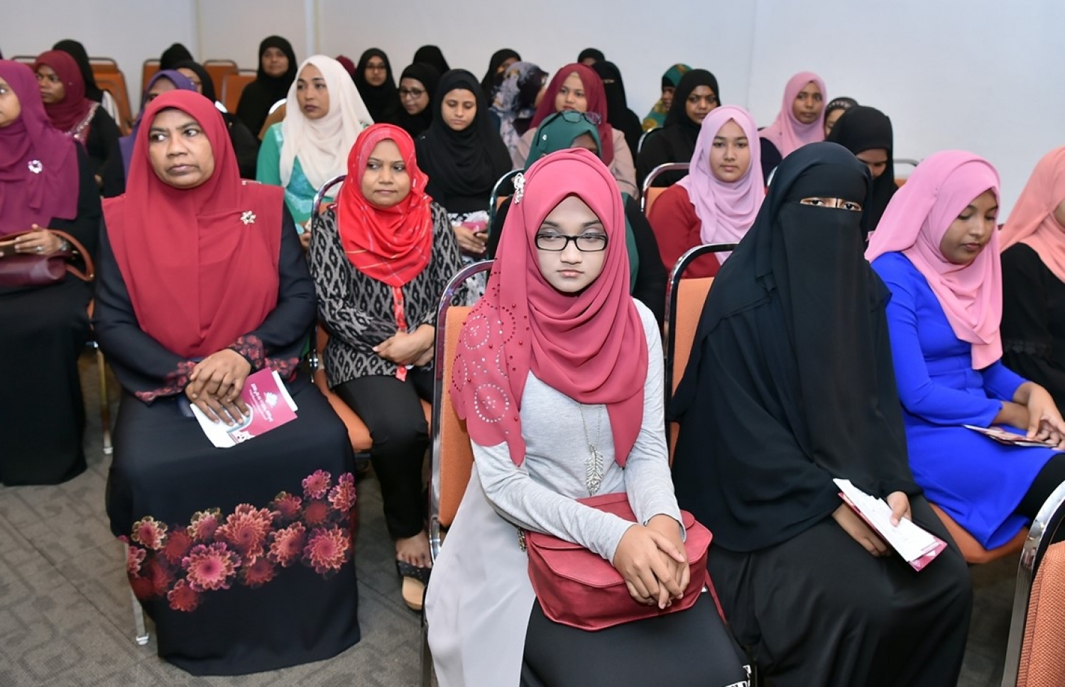 މާލެ: އޮކްޓޯބަރު 5، 2017: ޤުރުއާން ކިޔެވުމުގެ 32 ވަނަ ޤައުމީ މުބާރާތުގެ އިނާމުދިނުމުގެ ރަސްމިއްޔާތުގައި ބައިވެރިވި ބައެއް ބައިވެރިން.-- ފޮޓޯ: ރައީސް އޮފީސް