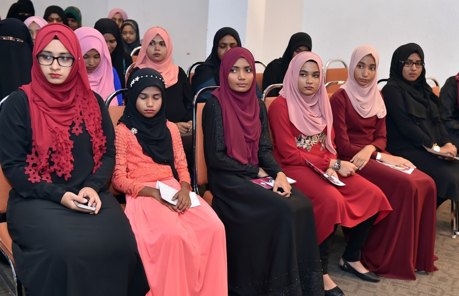 މާލެ: އޮކްޓޯބަރު 5، 2017: ޤުރުއާން ކިޔެވުމުގެ 32 ވަނަ ޤައުމީ މުބާރާތުގެ އިނާމުދިނުމުގެ ރަސްމިއްޔާތުގައި މުބާރާތުގައި ބައިވެރިވި ބައެއް ބައިވެރިން.-- ފޮޓޯ: ރައީސް އޮފީސް