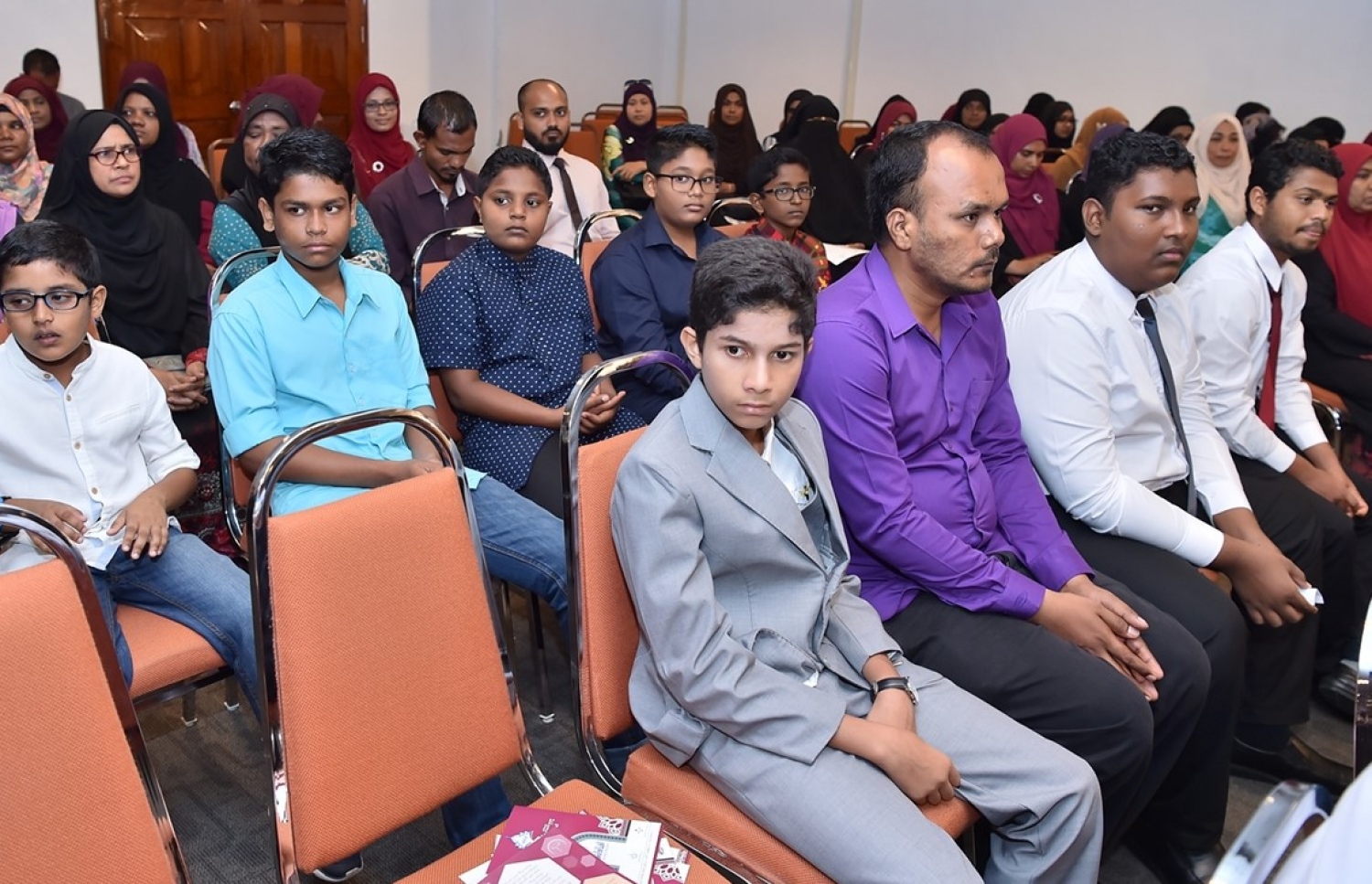 މާލެ: އޮކްޓޯބަރު 5، 2017: ޤުރުއާން ކިޔެވުމުގެ 32 ވަނަ ޤައުމީ މުބާރާތުގެ އިނާމުދިނުމުގެ ރަސްމިއްޔާތުގައި މުބާރާތުގައި ބައިވެރިވި ބައިވެރިން.-- ފޮޓޯ: ރައީސް އޮފީސް