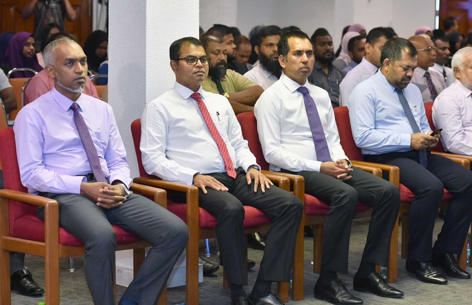 މާލެ: އޮކްޓޯބަރު 5، 2017: ޤުރުއާން ކިޔެވުމުގެ 32 ވަނަ ޤައުމީ މުބާރާތުގެ އިނާމުދިނުމުގެ ރަސްމިއްޔާތުގައި ޓޫރިޒަމް މިނިސްޓަރު މޫސާ ޒަމީރު(ކ)، އިކޮނޮމިކް މިނިސްޓަރު މުހައްމަދު ސައީދު(ކ-2)، އެންވާރްމަންޓް މިނިސްޓަރު ތޯރިގް އިބްރާހިމް(ވ-2) އަދި ހައުސިން މިނިސްޓަރު މުހައްމަދު މުއިއްޒު(ވ) ބައިވެރިވެ ވަޑައިގަންނަވަނީ.-- ފޮޓޯ: ރައީސް އޮފީސް