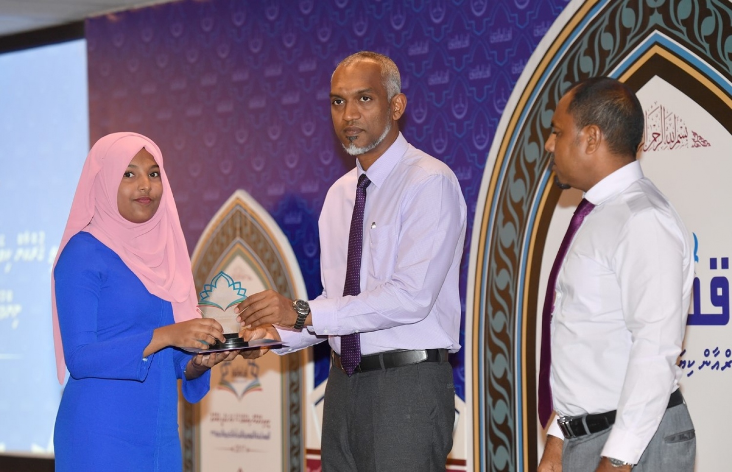 މާލެ: އޮކްޓޯބަރު 5، 2017: ޤުރުއާން ކިޔެވުމުގެ 32 ވަނަ ޤައުމީ މުބާރާތުގެ އިނާމުދިނުމުގެ ރަސްމިއްޔާތުގައި ހައުސިން މިނިސްޓަރު މުހއްމަދު މުއިއްޒު(ކ) މުބާރާތުން ވަނައަކަށް ދިޔަ ފަރާތަކަށް އިނާމު ދެއްވަނީ.-- ފޮޓޯ: ރައީސް އޮފީސް