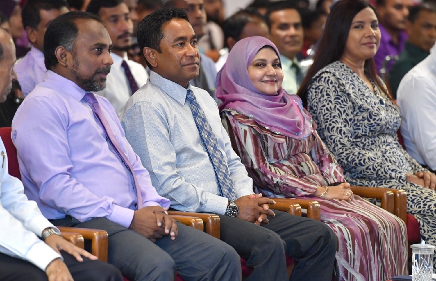 މާލެ: އޮކްޓޯބަރު 5، 2017: ޤުރުއާން ކިޔެވުމުގެ 32 ވަނަ ޤައުމީ މުބާރާތުގެ އިނާމުދިނުމުގެ ރަސްމިއްޔާތުގައި ރައީސް ޔާމީންގެ ދެކަނބލުންގެ އިތުރުން، އިސްލާމިކް މިނިސްޓަރު ޒިޔާދު ބާގިރު(ވ) އަދި އެޑިއުކޭޝަން މިނިސްޓަރު އައިޝަތު ޝިހާމް(ކ) ބައިވެރިވެ ވަޑައިގަންނަވަނީ.-- ފޮޓޯ: ރައީސް އޮފީސް