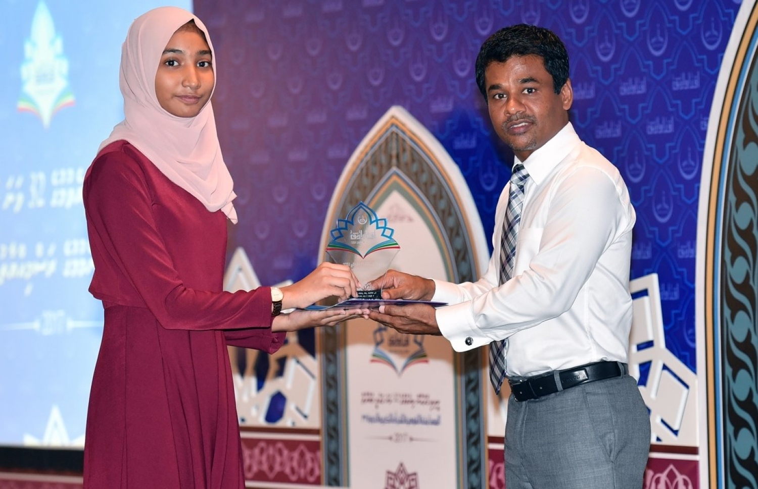 މާލެ: އޮކްޓޯބަރު 5، 2017: ޤުރުއާން ކިޔެވުމުގެ 32 ވަނަ ޤައުމީ މުބާރާތުގެ އިނާމުދިނުމުގެ ރަސްމިއްޔާތުގައި ހެލްތު މިނިސްޓަރު އަބްދުﷲ ނާޒިމް(ކ) މުބާރާތުން ވަނައަކަށް ދިޔަ ފަރާތަކަށް އިނާމު ދެއްވަނީ.-- ފޮޓޯ: ރައީސް އޮފީސް