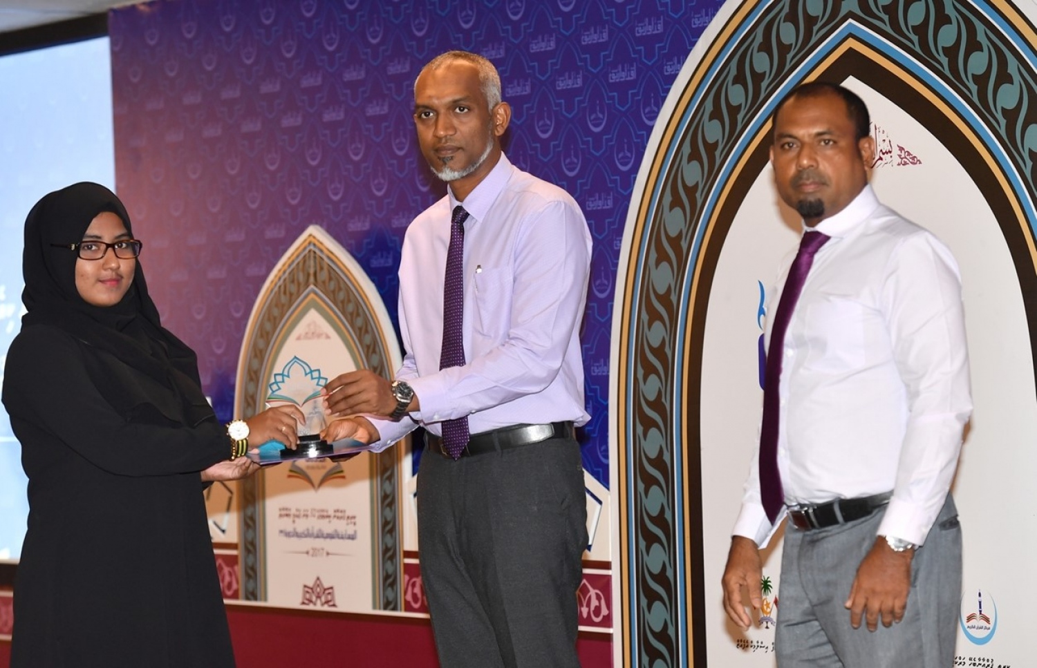 މާލެ: އޮކްޓޯބަރު 5، 2017: ޤުރުއާން ކިޔެވުމުގެ 32 ވަނަ ޤައުމީ މުބާރާތުގެ އިނާމުދިނުމުގެ ރަސްމިއްޔާތުގައި ހައުސިން މިނިސްޓަރު މުހައްމަދު މުއިއްޒު(ކ) މުބާރާތުން ވަނައަކަށް އަށްދިޔަ ފަރާތަކަށް އިނާމު ދެއްވަނީ.-- ފޮޓޯ: ރައީސް އޮފީސް