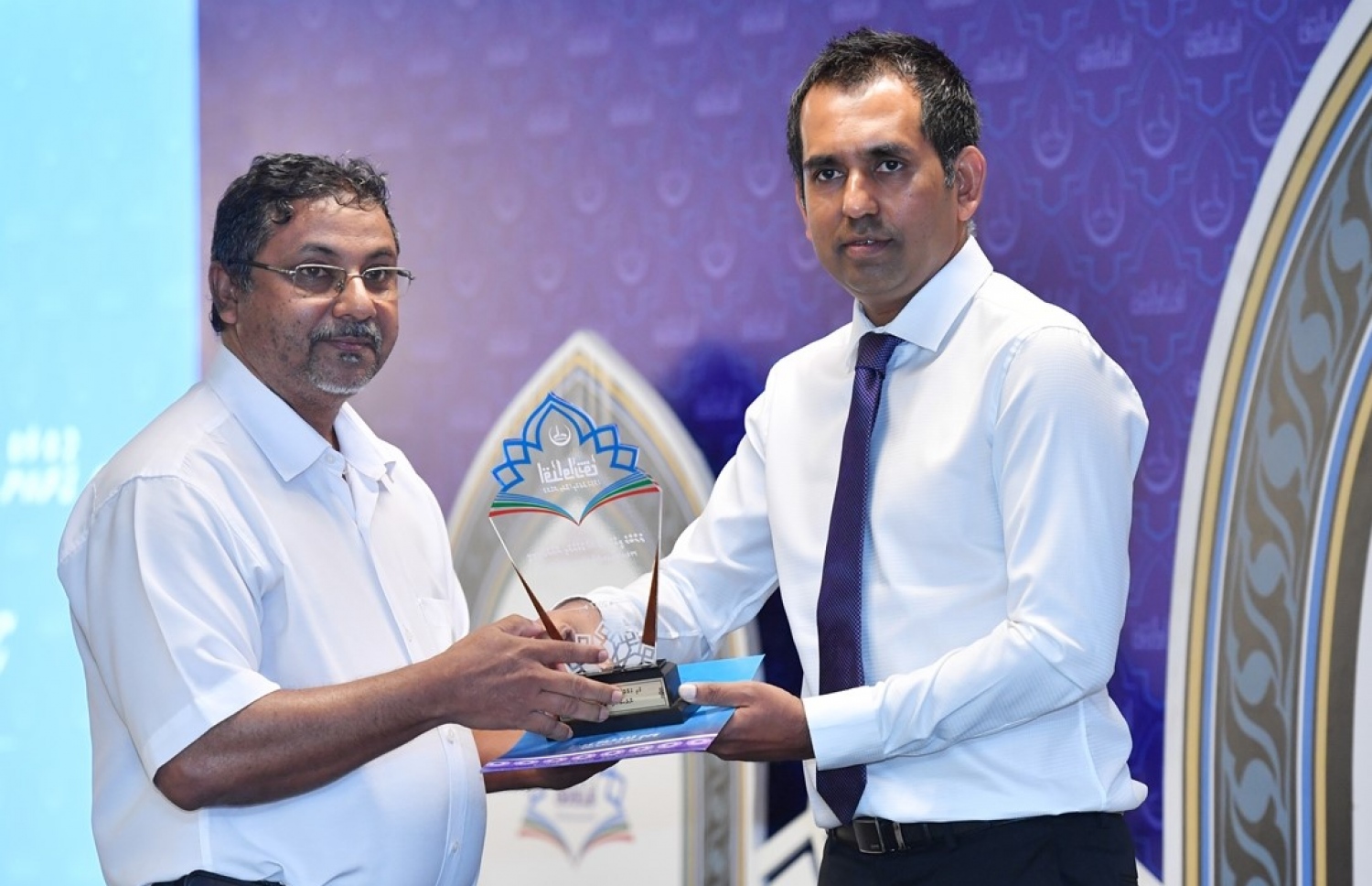 މާލެ: އޮކްޓޯބަރު 5، 2017: ޤުރުއާން ކިޔެވުމުގެ 32 ވަނަ ޤައުމީ މުބާރާތުގެ އިނާމުދިނުމުގެ ރަސްމިއްޔާތުގައި އިކޮނޮމިކް މިނިސްޓަރު މުހައްމަދު ސައީދު(ކ)  އިނާމު ދެއްވަނީ.-- ފޮޓޯ: ރައީސް އޮފީސް