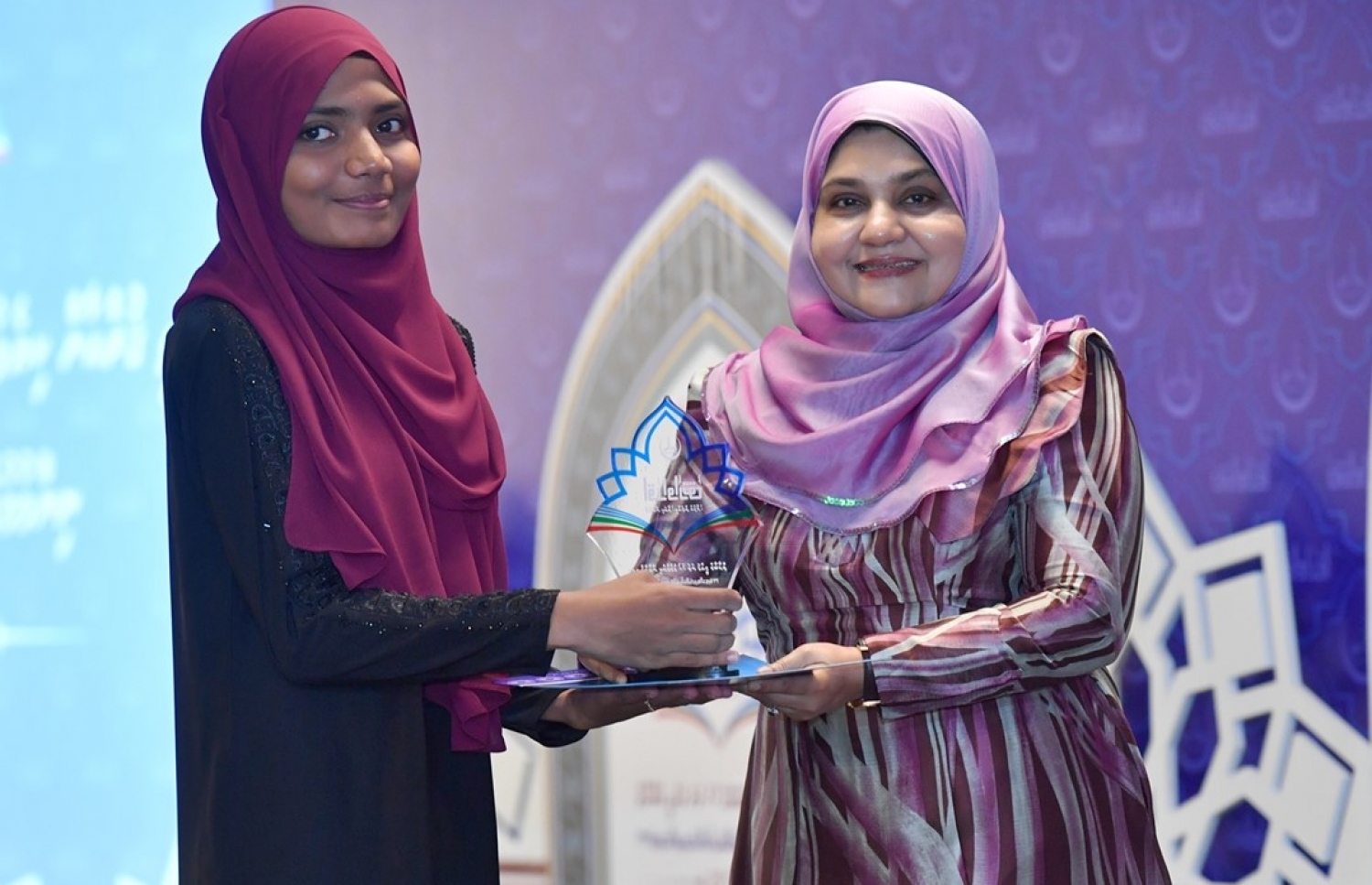 މާލެ: އޮކްޓޯބަރު 5، 2017: ޤުރުއާން ކިޔެވުމުގެ 32 ވަނަ ޤައުމީ މުބާރާތުގެ އިނާމުދިނުމުގެ ރަސްމިއްޔާތުގައި ރައީސް ޔާމީންގެ އަނބިކަނބަލުން ފާތުމަތު އިބްރާހިމް(ކ) މުބާރާތުން 1ވަނަ އަށްދިޔަ ފަރާތަކަށް އިނާމު ދެއްވަނީ.-- ފޮޓޯ: ރައީސް އޮފީސް