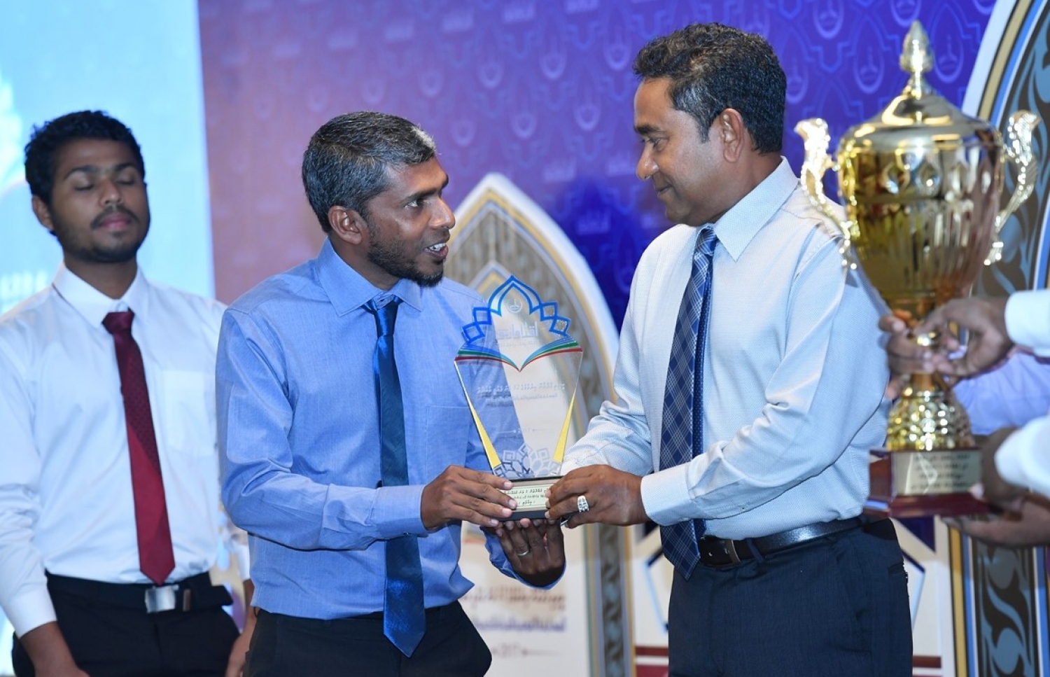 މާލެ: އޮކްޓޯބަރު 5، 2017: ޤުރުއާން ކިޔެވުމުގެ 32 ވަނަ ޤައުމީ މުބާރާތުގެ އިނާމުދިނުމުގެ ރަސްމިއްޔާތުގައި ރައީސް އަބްދުﷲ ޔާމީން(ކ) މުޅި މުބާރާތުން 1ވަނަ އަށް ދިޔަ ފަރާތަށް އިނާމު ދެއްވަނީ.-- ފޮޓޯ: ރައީސް އޮފީސް