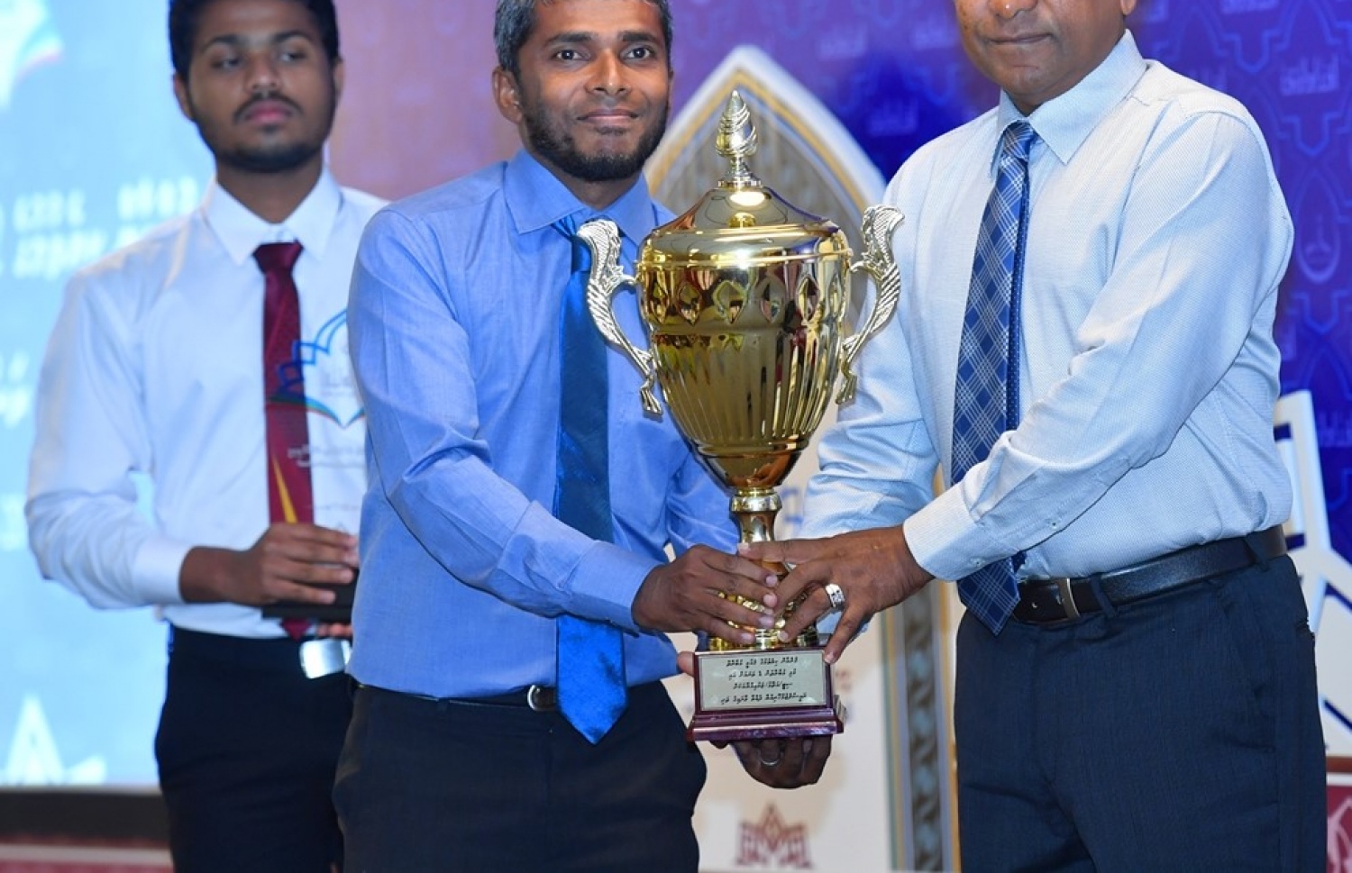 މާލެ: އޮކްޓޯބަރު 5، 2017: ޤުރުއާން ކިޔެވުމުގެ 32 ވަނަ ޤައުމީ މުބާރާތުގެ އިނާމުދިނުމުގެ ރަސްމިއްޔާތުގައި ރައީސް އަބްދުﷲ ޔާމީން(ކ) މުޅި މުބާރާތުން 1ވނަ އަށް ދިޔަ ފަރާތަށް އިނާމު ދެއްވަނީ.-- ފޮޓޯ: ރައީސް އޮފީސް