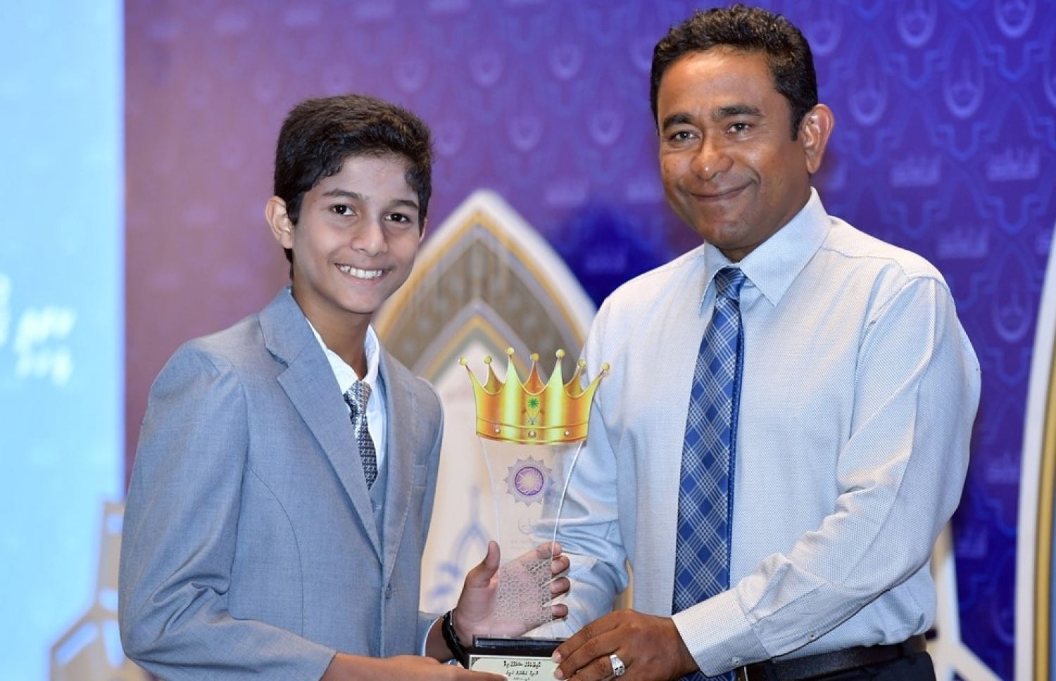 މާލެ: އޮކްޓޯބަރު 5، 2017: ޤުރުއާން ކިޔެވުމުގެ 32 ވަނަ ޤައުމީ މުބާރާތުގެ އިނާމުދިނުމުގެ ރަސްމިއްޔާތުގައި ރައީސް އަބްދުﷲ ޔާމީން(ކ) ގުރުއާން ހިތުދަސްކޮށްފައިވާ ހާފިޒަކަށް އިނާމު ދެއްވަނީ.-- ފޮޓޯ: ރައީސް އޮފީސް