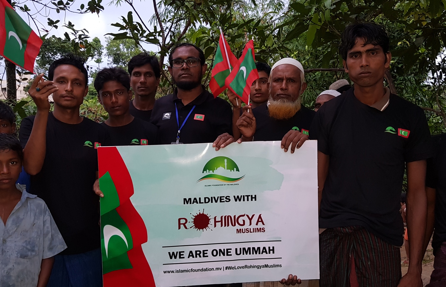 ދިވެހިން ރޮހިންޖާގެ މުސްލިމުންނާ އެކުގައި ތިބިކަން އަންގައިދޭ ބޯޑަކާ އެކު އިސްލާމިކް ފައުންޑޭޝަންގެ ބައެއް އިސް ވެރިންނާއި ރޮހިންޖާގެ ބައެއް މީހުން ފޮޓޯއަކަށް ހުއްޓިގެން-- ފޮޓޯ: އިސްލާމިކް ފައުންޑޭޝަން