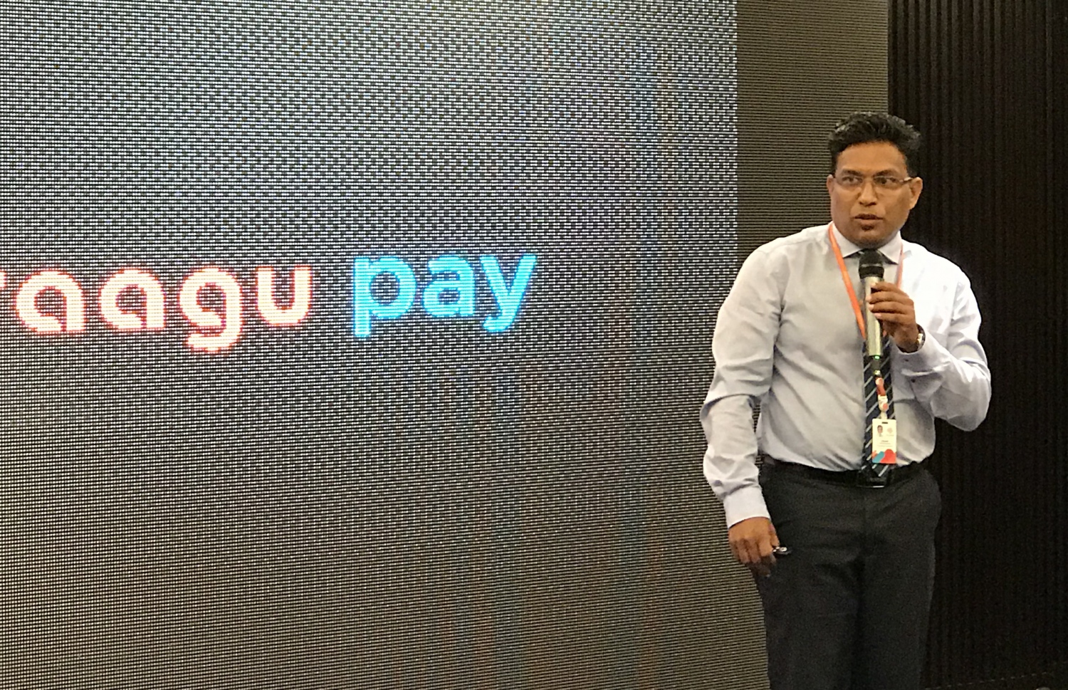 "ދިރާގު ޕޭ"ގެ ހިދުމަތް ތައާރަފް ކުރުމުގެ ރަސްމިއްޔާތުގައި މާނު ވާހަކަ ދައްކަވަނީ.-- ފޮޓޯ: މިހާރު