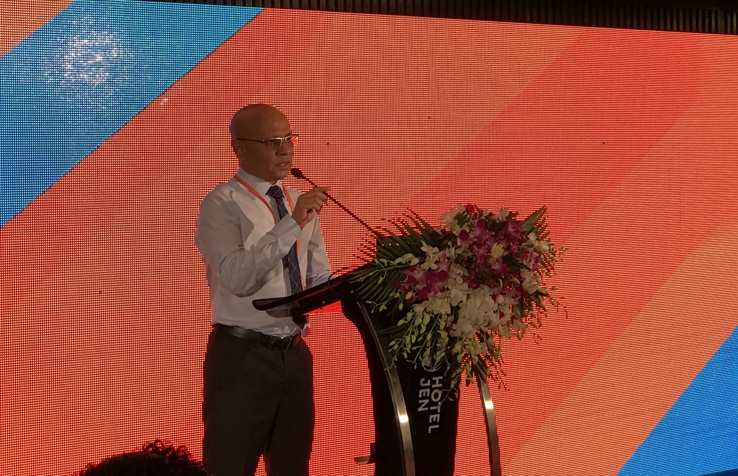 "ދިރާގު ޕޭ"ގެ ހިދުމަތް ތައާރަފް ކުރުމުގެ ރަސްމިއްޔާތުގައި ދިރާގުގެ ސީއީއޯ އަދި އެމްޑީ އިސްމާއިލް ވާހަކަ ދައްކަވަނީ.-- ފޮޓޯ: މިހާރު