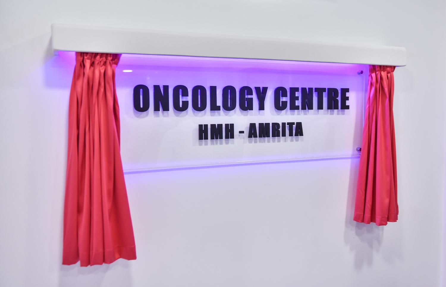 ހުޅުމާލޭގައި ގާއިމުކުރި އޮންކޮލަޖީ ސެންޓަރުގެ ނަން ބޯޑު. - ފޮޓޯ: ހުސެއިން ވަހީދު/ މިހާރު