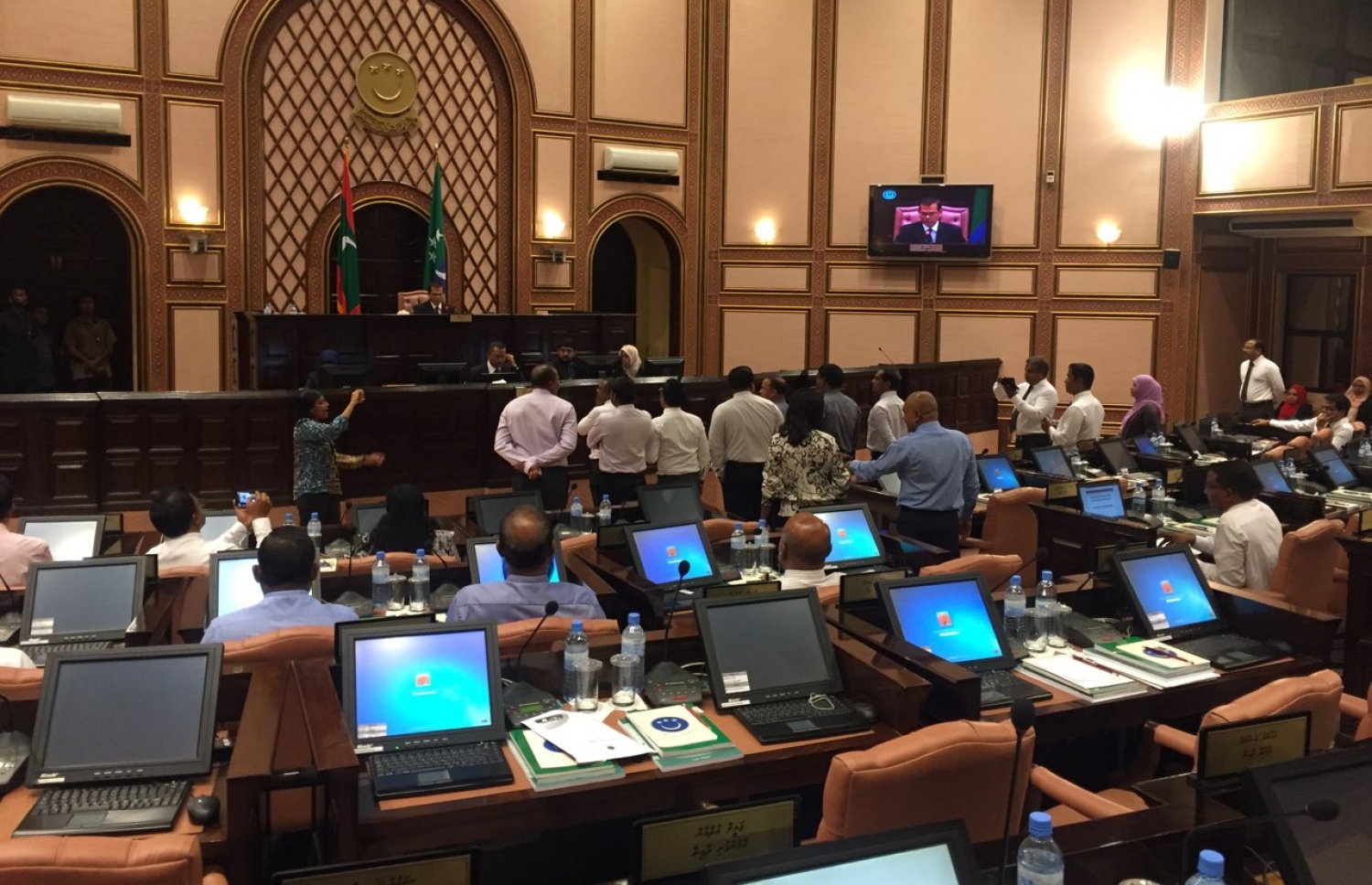 ބޮޑު ފާރުގެ ހިމާޔަތުގައި މަޖިލީހުގެ ރައީސް މަސީހު ޖަލްސާ ކުރިއަށް ގެންދަވާ އިރު، އިދިކޮޅު މެމްބަރުން ކޮޅަށް ތިއްބަވައިގެން އިހުތިޖާޖް ކުރައްވަނީ؛ މިހާރު އޮތް މަޖިލީހުގެ ތެރެއިން ސިޔާސީ އިސްލާހަށް މަސައްކަތެއް ކުރުމުގެ ފުރުސަތެއް ނެތް. ފޮޓޯ ސޯޝަލް މީޑިއާ