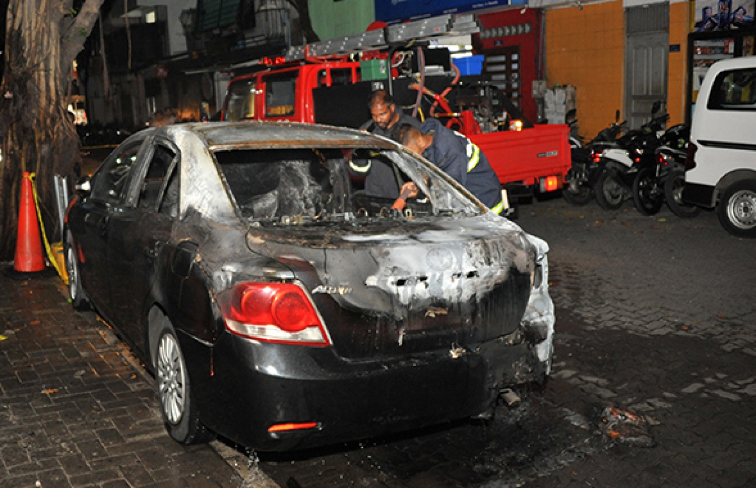 ޕީޖީ ބިޝާމްގެ ކާރުގައި ރޭ ރޯކޮށްލާފައި.---ފޮޓޯ: އެމްއެންޑީއެފް