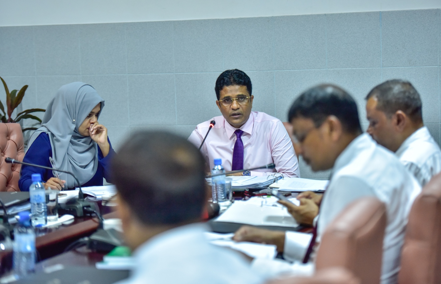 މާލިއްޔަތު ކޮމެޓީގެ މިއަދުގެ ބައްދަލުވުމުގައި ނިހާނު ވާހަކަ ދައްކަވަނީ. - ފޮޓޯ: ނިޝާން އަލީ/ މިހާރު