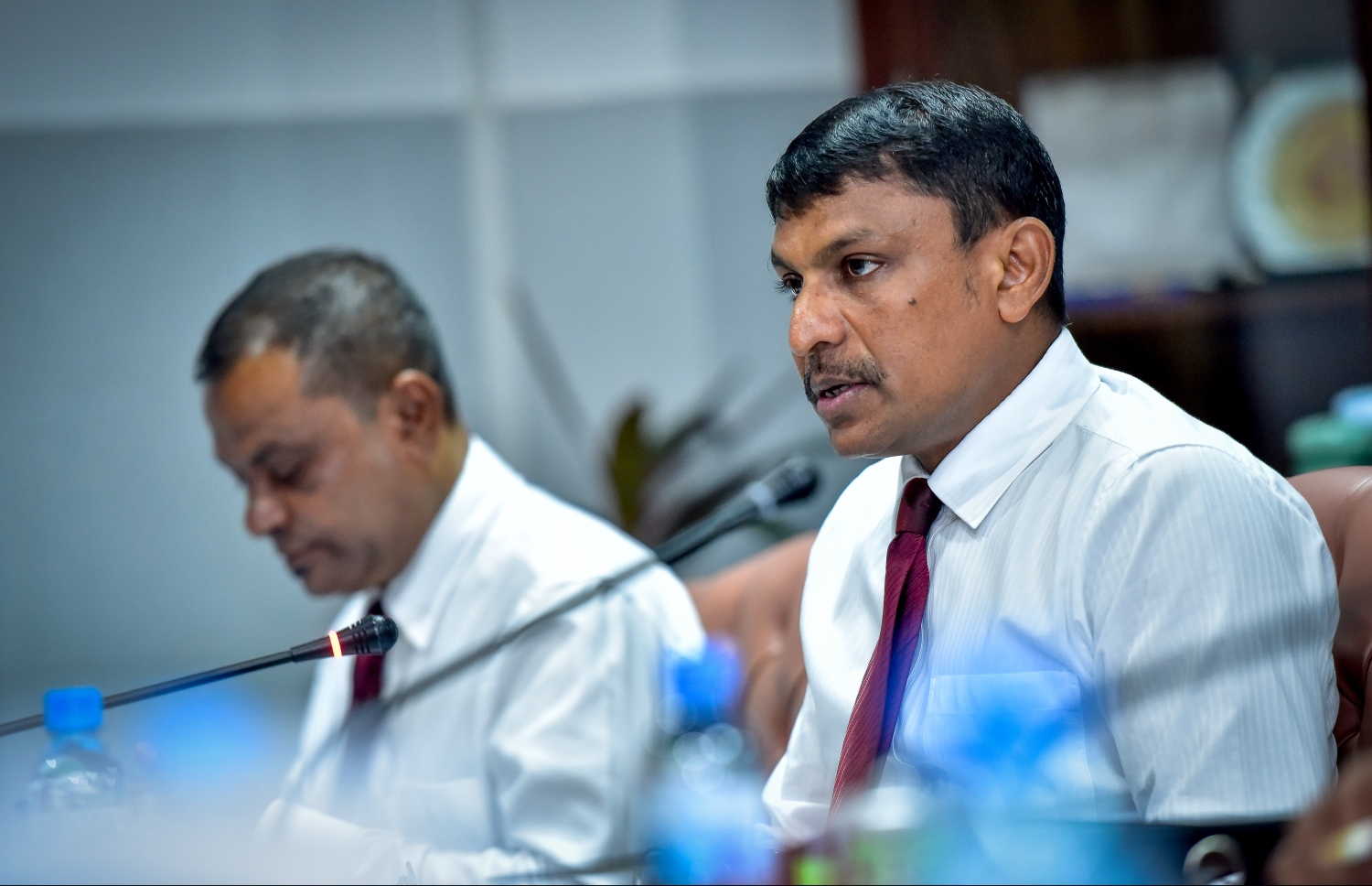 ކޮމެޓީގެ ބައްދަލުވުމުގައި ރިޔާޒް (ކ) ވާހަކަ ދައްކަވަނީ. - ފޮޓޯ: ނިޝާން އަލީ/ މިހާރު