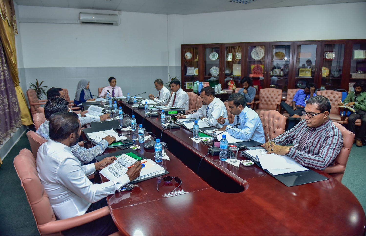 މާލިއްޔަތު ކޮމެޓީގެ މިއަދުގެ ބައްދަލުވުން ކުރިއަށް ދަނީ. - ފޮޓޯ: ނިޝާން އަލީ/ މިހާރު