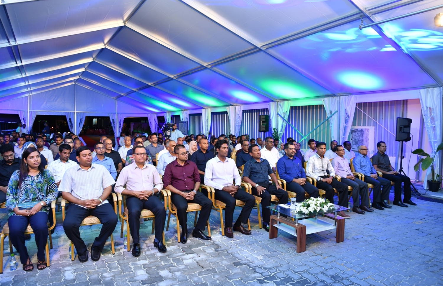 މާލެ: އޮކްޓޯބަރު 8، 2017: އެމްޑަބްލިއުއެސްސީގެ ފެން އުފައްދާ އާ މަރުކަޒު، "އާރް.އޯ. އެނެކްސް" ހުޅުވުމަށް ބޭއްވި ރަސްމިއްޔާތުގައި ރައީސް ޔާމީން، އެމްޑަބުލިއުއެސްސީގެ މެނޭޖިން ޑިރެކްޓަރު އިބްރާހިމް ފަޒުލް އަދި ޓޫރިޒަމް މިނިސްޓަރު މޫސާ ޒަމީރުގެ އިތުރުން ބައެއް ވަޒީރުންނާއި ސަރުކާރުގެ އެކި މުއައްސަސާތަކުގެ އިސްވެރިން ބައިވެރިވެ ވަޑައިގަންނަވަނީ.-- ފޮޓޯ: ރައީސް އޮފީސް