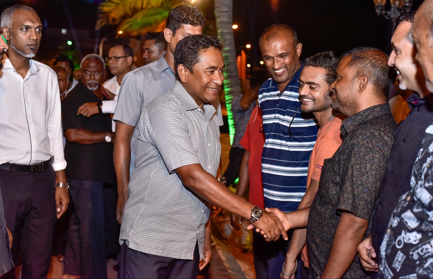 މިރޭގެ ހަފުލާގައި ބައެއް މީހުންނާ ރައީސް ސަލާމް ކުރައްވަނީ:--މިހާރު ފޮޓޯ/ނިޝާން އަލީ