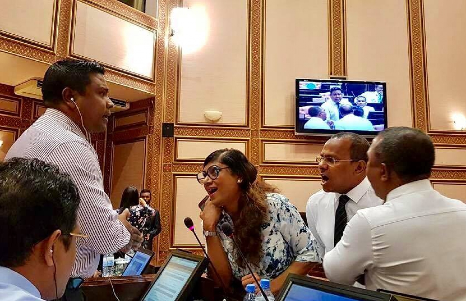 މަޖިލީހުގެ ފަހުގެ ޖަލްސާއެއްގައި، ވެރިކަން ކުރާ ޕީޕީއެމްގެ މެމްބަރަކު ވާހަކަ ދައްކަވާއިރު، އިދިކޮޅު މެމްބަރުން އަޑުގަދަ ކުރައްވަނީ: މަޖިލީހުގެ ތެރެއިން ސަރުކާރުން ބޭނުންވާ ގޮތަށް އިދިކޮޅު މެމްބަރުން ވެސް މަސައްކަތްކުރެއްވި