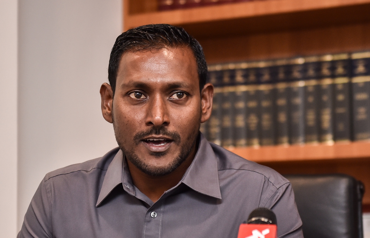 ވަކީލު ހުސެއިން ޝަމީމް ނޫސްވެރިންގެ ބައްދަލުވުމެއްގައި. - ފޮޓޯ: މިހާރު