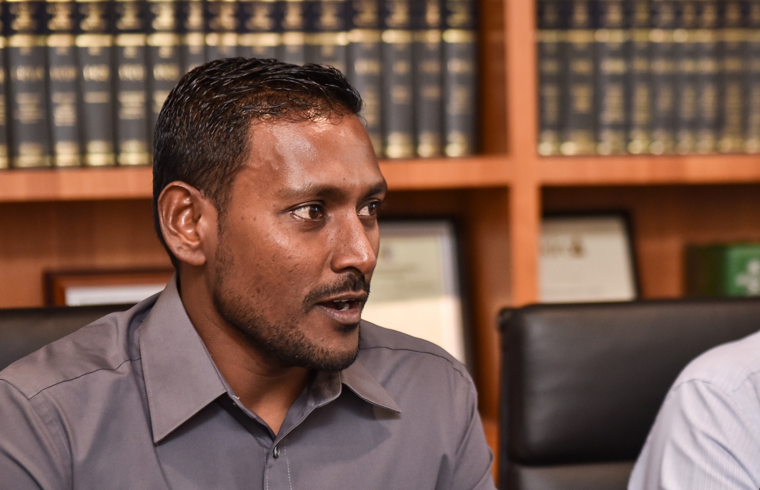 ޝަމީމް ނޫސްވެރިންނާ ވާހަކަ ދައްކަވަނީ. --ފޮޓޯ/މިހާރު