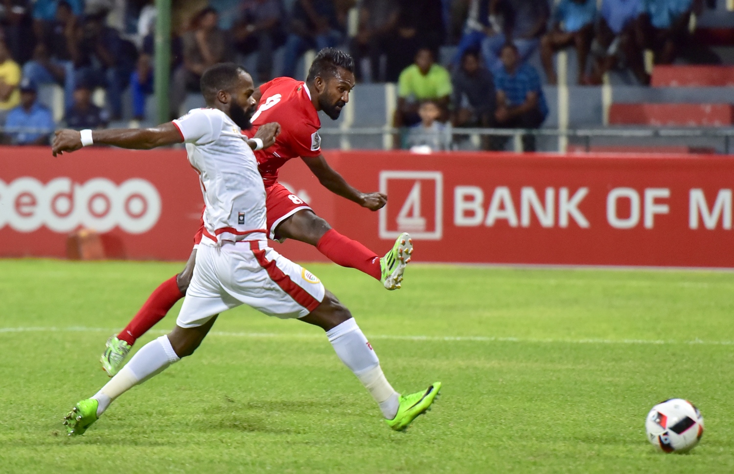 މިރޭގެ މެޗުގެ ތެރެއިން އޮމާނުގެ ކުޅުންތެރިއެއް ކައިރިން އުމެއިރު ގޯލަށް ބޯޅަ ފޮނުވާލަނީ.-- ފޮޓޯ: ނިޝާން އަލީ/ މިހާރު