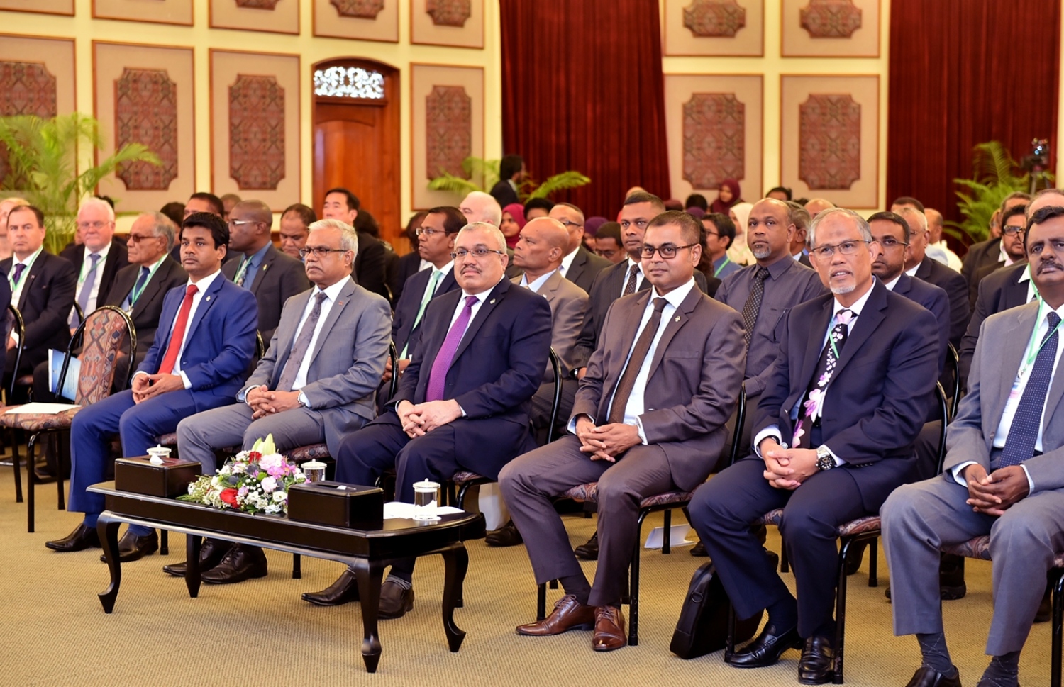 ބަނޑޮސް އައިލެންޑް ރިސޯޓް: އޮކްޓޯބަރު 10، 2017: އިނީޝިއޭޓިވް ފޯ ރިނިއުބަލް އައިލެންޑް އެނަރޖީ (އައިރީ) ގެ ނަމުގައި، ކުދި ޖަޒީރާ ގައުމުތަކުގެ ވަޒީރުން ބައިވެރިވެވަޑައިގެން، ބަނޑޮސް އައިލެންޑް ރިސޯޓްގައި ކުރިއަށްދިޔަ ބައްދަލުވުމުގައި ނައިބު ރައީސް އަބްދުﷲ ޖިހާދު(މ)ގެ އިތުރުން ބައެއް ވަޒީރުން ބައިވެރިވެ ވަޑައިގަންނަވަނީ.-- ފޮޓޯ: ރައީސް އޮފީސް