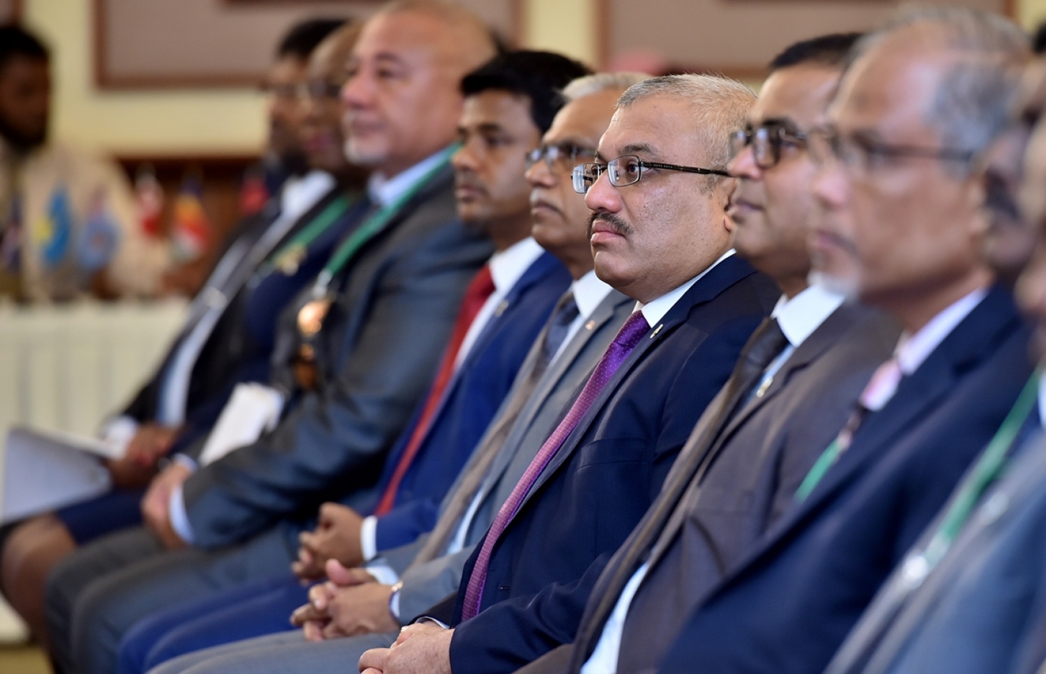 ބަނޑޮސް އައިލެންޑް ރިސޯޓް: އޮކްޓޯބަރު 10، 2017: އިނީޝިއޭޓިވް ފޯ ރިނިއުބަލް އައިލެންޑް އެނަރޖީ (އައިރީ) ގެ ނަމުގައި، ކުދި ޖަޒީރާ ގައުމުތަކުގެ ވަޒީރުން ބައިވެރިވެވަޑައިގެން، ބަނޑޮސް އައިލެންޑް ރިސޯޓްގައި ކުރިއަށްދިޔަ ބައްދަލުވުމުގައި ނައިބު ރައީސް އަބްދުﷲ ޖިހާދު(މ) ބައިވެރިވެ ވަޑައިގަންނަވަނީ.-- ފޮޓޯ: ރައީސް އޮފީސް