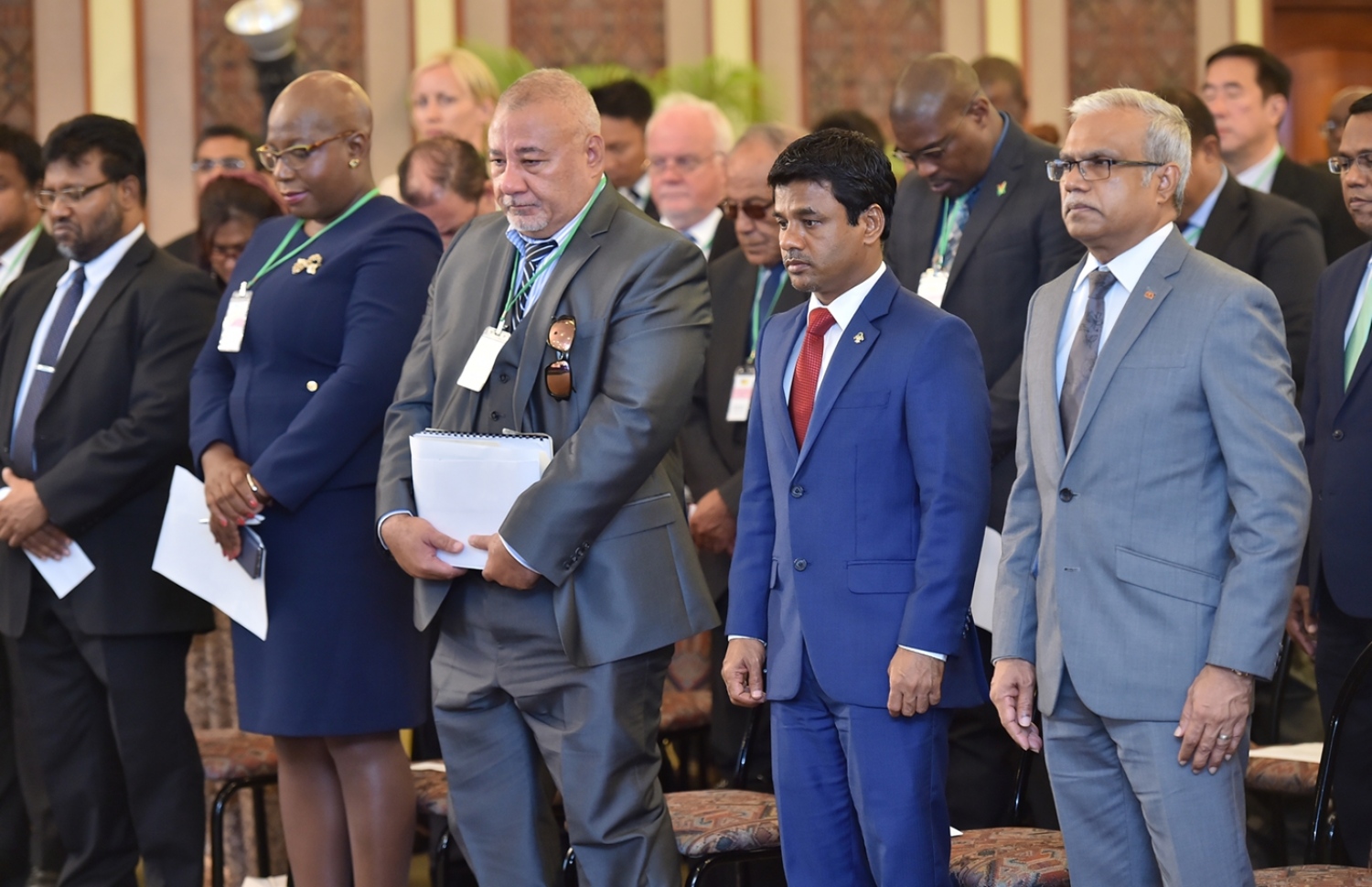 ބަނޑޮސް އައިލެންޑް ރިސޯޓް: އޮކްޓޯބަރު 10، 2017: އިނީޝިއޭޓިވް ފޯ ރިނިއުބަލް އައިލެންޑް އެނަރޖީ (އައިރީ) ގެ ނަމުގައި، ކުދި ޖަޒީރާ ގައުމުތަކުގެ ވަޒީރުން ބައިވެރިވެވަޑައިގެން، ބަނޑޮސް އައިލެންޑް ރިސޯޓްގައި ކުރިއަށްދިޔަ ބައްދަލުވުމުގައި ފޮރިން މިނިސްޓަރު މުހައްމަދު އާސިމް(ކ) އަދި ހެލްތު މިނިސްޓަރު އަބްދުﷲ ނާޒިމް(ކ-2) ބައިވެރިވެ ވަޑައިގަންނަވަނީ.-- ފޮޓޯ: ރައީސް އޮފީސް