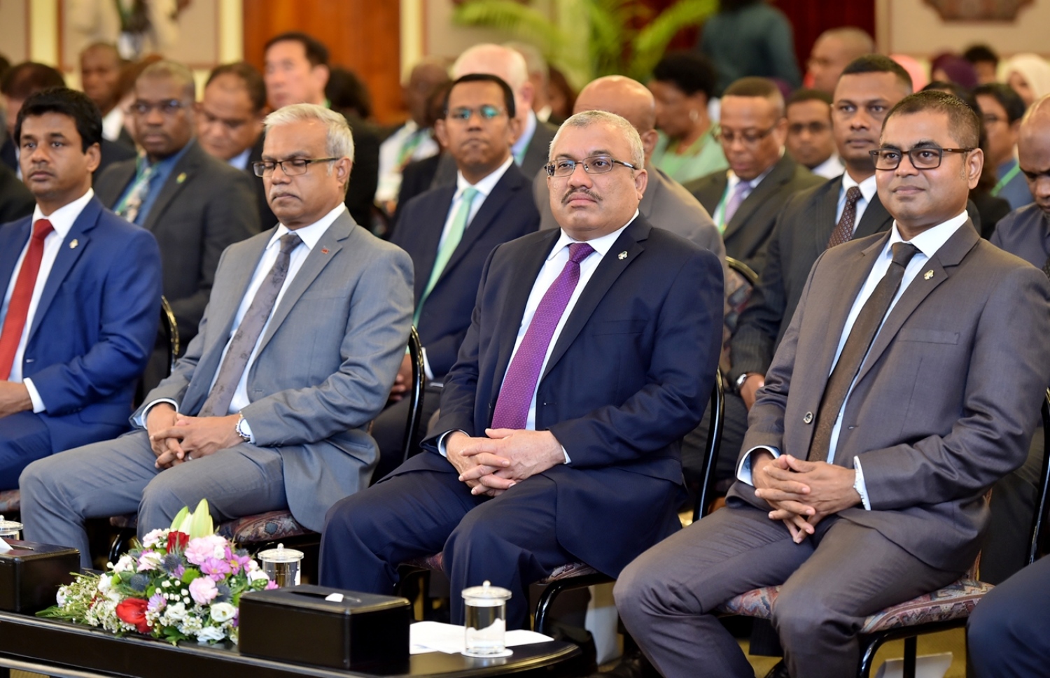 ބަނޑޮސް އައިލެންޑް ރިސޯޓް: އޮކްޓޯބަރު 10، 2017: އިނީޝިއޭޓިވް ފޯ ރިނިއުބަލް އައިލެންޑް އެނަރޖީ (އައިރީ) ގެ ނަމުގައި، ކުދި ޖަޒީރާ ގައުމުތަކުގެ ވަޒީރުން ބައިވެރިވެވަޑައިގެން، ބަނޑޮސް އައިލެންޑް ރިސޯޓްގައި ކުރިއަށްދިޔަ ބައްދަލުވުމުގައި ނައިބު ރައީސް އަބްދުﷲ ޖިހާދު(މ)ގެ އިތުރުން ފޮރިން މިނިސްޓަރު މުހައްމަދު އާސިމް(ވ)، އަދި އެންވާރްމަންޓް މިނިސްޓަރު ތޯރިގް އިބްރާހިމް(ކ) ބައިވެރިވެ ވަޑައިގަންނަވަނީ.-- ފޮޓޯ: ރައީސް އޮފީސް