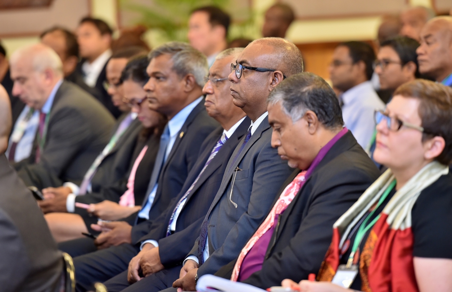 ބަނޑޮސް އައިލެންޑް ރިސޯޓް: އޮކްޓޯބަރު 10، 2017: އިނީޝިއޭޓިވް ފޯ ރިނިއުބަލް އައިލެންޑް އެނަރޖީ (އައިރީ) ގެ ނަމުގައި، ކުދި ޖަޒީރާ ގައުމުތަކުގެ ވަޒީރުން ބައިވެރިވެވަޑައިގެން، ބަނޑޮސް އައިލެންޑް ރިސޯޓްގައި ކުރިއަށްދިޔަ ބައްދަލުވުމުގެ ތެރެއިން.-- ފޮޓޯ: ރައީސް އޮފީސް