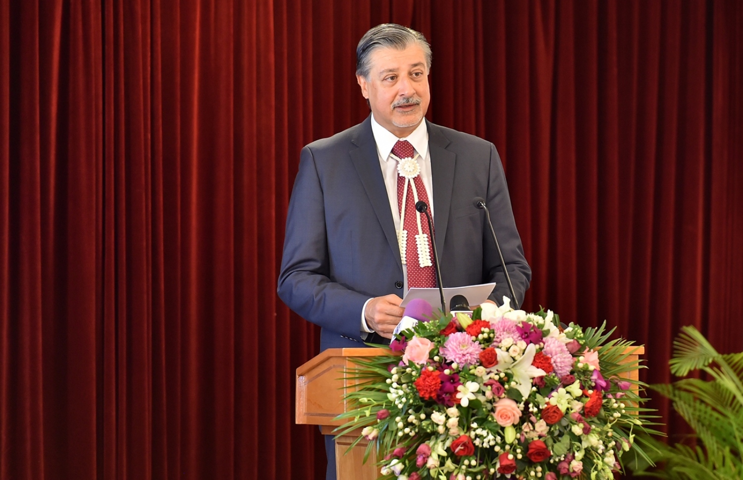 ބަނޑޮސް އައިލެންޑް ރިސޯޓް: އޮކްޓޯބަރު 10، 2017: އިނީޝިއޭޓިވް ފޯ ރިނިއުބަލް އައިލެންޑް އެނަރޖީ (އައިރީ) ގެ ނަމުގައި، ކުދި ޖަޒީރާ ގައުމުތަކުގެ ވަޒީރުން ބައިވެރިވެވަޑައިގެން، ބަނޑޮސް އައިލެންޑް ރިސޯޓްގައި ކުރިއަށްދިޔަ ބައްދަލުވުމުގައި ކަމާބެހޭ ފަރާތަކުން ވާހަކަ ދައްކަވަނީ.-- ފޮޓޯ: ރައީސް އޮފީސް