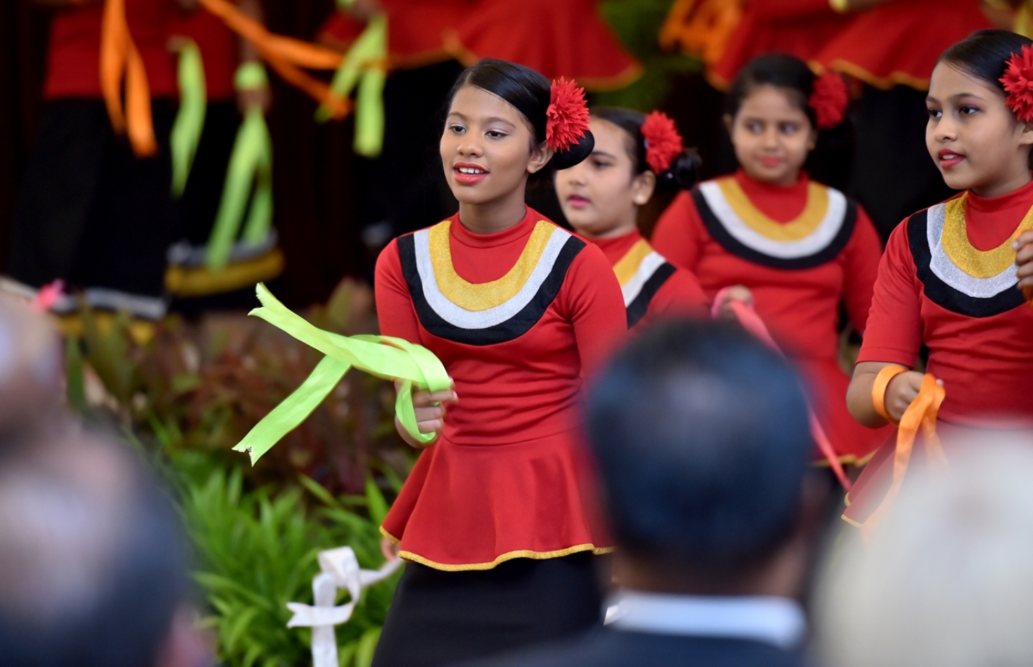 ބަނޑޮސް އައިލެންޑް ރިސޯޓް: އޮކްޓޯބަރު 10، 2017: އިނީޝިއޭޓިވް ފޯ ރިނިއުބަލް އައިލެންޑް އެނަރޖީ (އައިރީ) ގެ ނަމުގައި، ކުދި ޖަޒީރާ ގައުމުތަކުގެ ވަޒީރުން ބައިވެރިވެވަޑައިގެން، ބަނޑޮސް އައިލެންޑް ރިސޯޓްގައި ކުރިއަށްދިޔަ ބައްދަލުވުމުގައި މުނިފޫހިފިލުވުމުގެ ހަރަކާތެއް ކުރިއަށްދަނީ.-- ފޮޓޯ: ރައީސް އޮފީސް