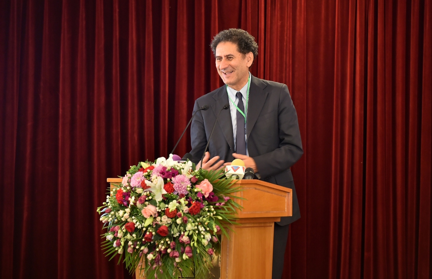 ބަނޑޮސް އައިލެންޑް ރިސޯޓް: އޮކްޓޯބަރު 10، 2017: އިނީޝިއޭޓިވް ފޯ ރިނިއުބަލް އައިލެންޑް އެނަރޖީ (އައިރީ) ގެ ނަމުގައި، ކުދި ޖަޒީރާ ގައުމުތަކުގެ ވަޒީރުން ބައިވެރިވެވަޑައިގެން، ބަނޑޮސް އައިލެންޑް ރިސޯޓްގައި ކުރިއަށްދިޔަ ބައްދަލުވުމުގައި ކަމާބެހޭ ފަރާތަކުން ވާހަކަ ދައްކަވަނީ.-- ފޮޓޯ: ރައީސް އޮފީސް