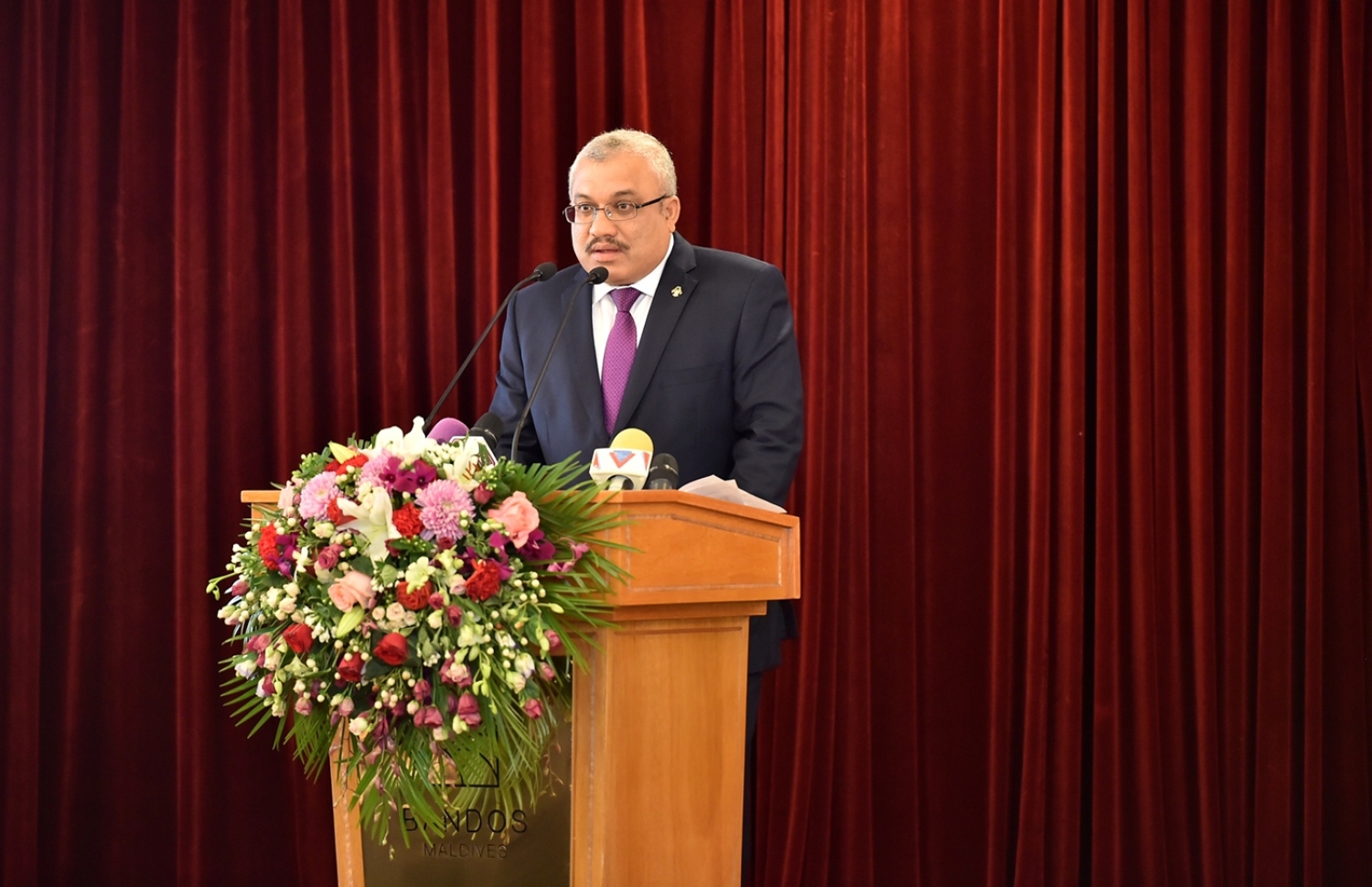 ބަނޑޮސް އައިލެންޑް ރިސޯޓް: އޮކްޓޯބަރު 10، 2017: އިނީޝިއޭޓިވް ފޯ ރިނިއުބަލް އައިލެންޑް އެނަރޖީ (އައިރީ) ގެ ނަމުގައި، ކުދި ޖަޒީރާ ގައުމުތަކުގެ ވަޒީރުން ބައިވެރިވެވަޑައިގެން، ބަނޑޮސް އައިލެންޑް ރިސޯޓްގައި ކުރިއަށްދިޔަ ބައްދަލުވުމުގައި ނައިބު ރައީސް އަބްދުﷲ ޖިހާދު ވާހަކަ ދައްކަވަނީ.-- ފޮޓޯ: ރައީސް އޮފީސް