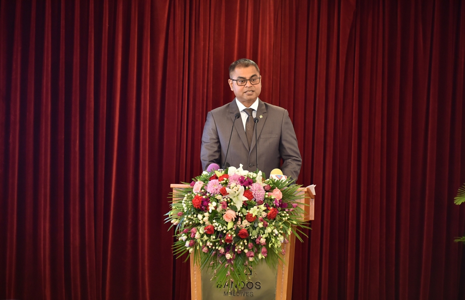 ބަނޑޮސް އައިލެންޑް ރިސޯޓް: އޮކްޓޯބަރު 10، 2017: އިނީޝިއޭޓިވް ފޯ ރިނިއުބަލް އައިލެންޑް އެނަރޖީ (އައިރީ) ގެ ނަމުގައި، ކުދި ޖަޒީރާ ގައުމުތަކުގެ ވަޒީރުން ބައިވެރިވެވަޑައިގެން، ބަނޑޮސް އައިލެންޑް ރިސޯޓްގައި ކުރިއަށްދިޔަ ބައްދަލުވުމުގައި އެންވާރްމަންޓް މިނިސްޓަރު ތޯރިގް އިބްރާހިމް ވާހަކަ ދައްކަވަނީ.-- ފޮޓޯ: ރައީސް އޮފީސް