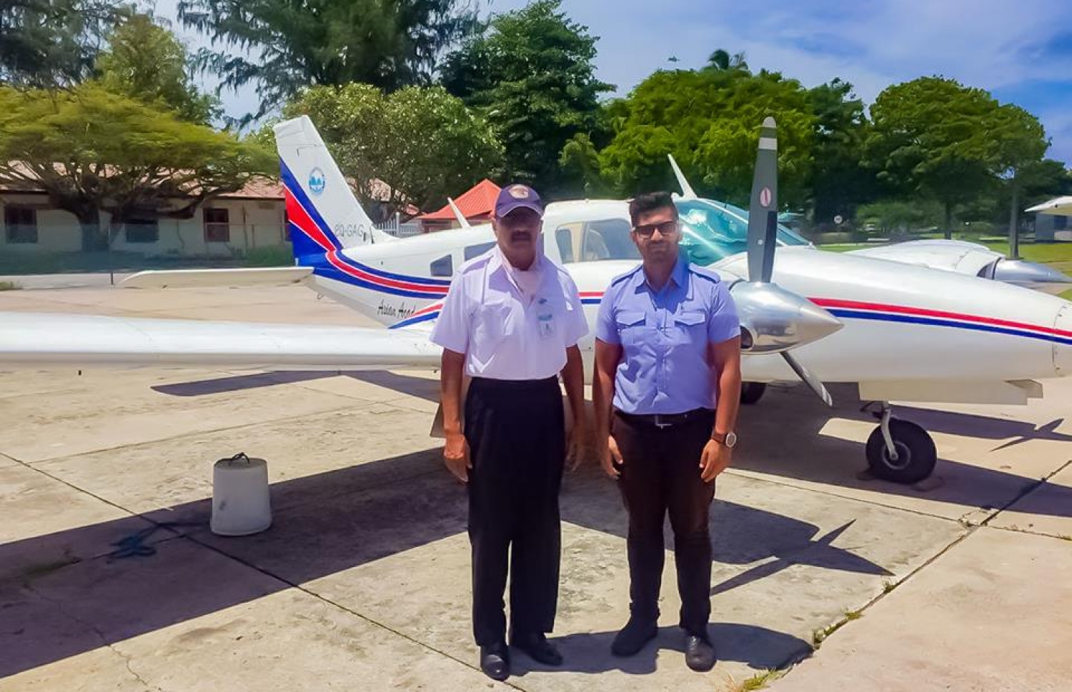 ސުރަންޖަން، ގަމުގައި ޕައިލެޓް ޓްރެއިނިން ހަދާ ދަރިވަރަކާ އެކު. ފޮޓޯ/ އޭއޭއޭ