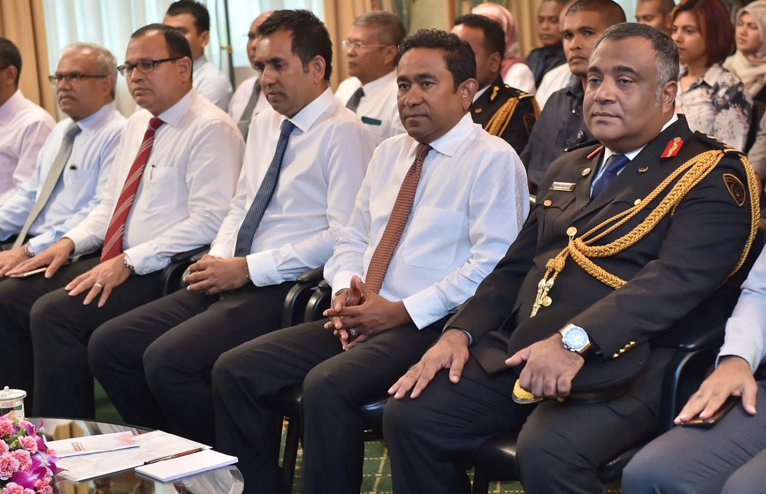 މާލެ: އޮކްޓޯބަރު 11، 2017: ރާއްޖޭގައި ފުރަތަމަ ފަހަރަށް ޕާސްޕޯޓު ކާޑު ތައާރަފް ކުރުމަށް ބޭއްވި ހަފުލާގައި ރައީސް ޔާމީންގެ(ކ-2) އިތުރުން އިމިގްރޭޝަންގެ ކޮންޓްރޯލަރު މުހައްމަދު އަންވަރް(ކ)، އިކޮނޮމިކް މިނިސްޓަރު މުހައްމަދު ސައީދު(ވ-3)، ޑިފެންސް މިނިސްޓަރު އާދަމް ޝަރީފް(ވ-2) އަދި ފޮރިން މިނިސްޓަރު އާސިމް އަހުމަދު(ވ) ބައިވެރިވެ ވަޑައިގަންނަވަނީ.-- ފޮޓޯ: ރައީސް އޮފީސް